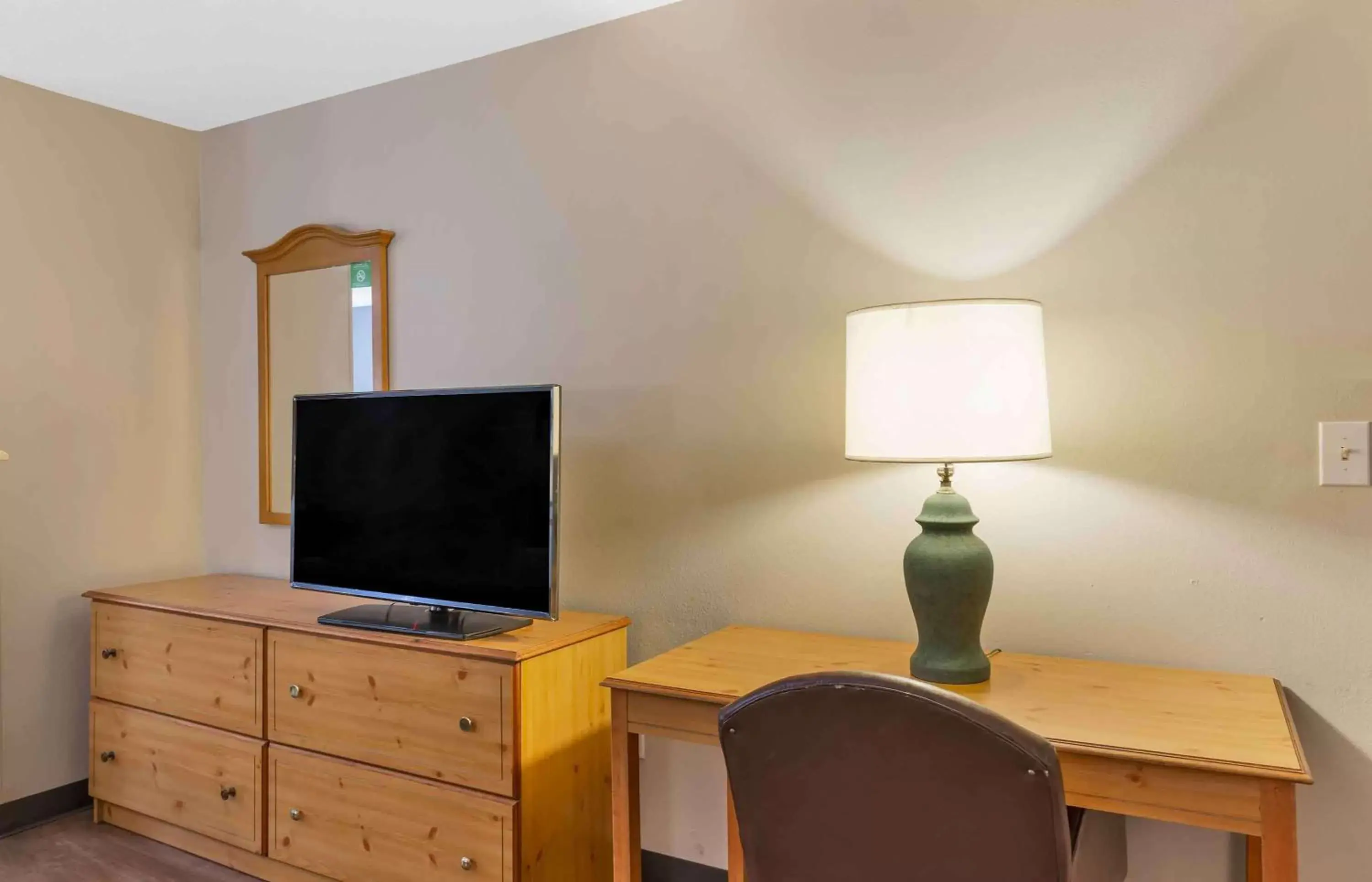 Bedroom, TV/Entertainment Center in Extended Stay America Suites - Richmond - West End - I-64