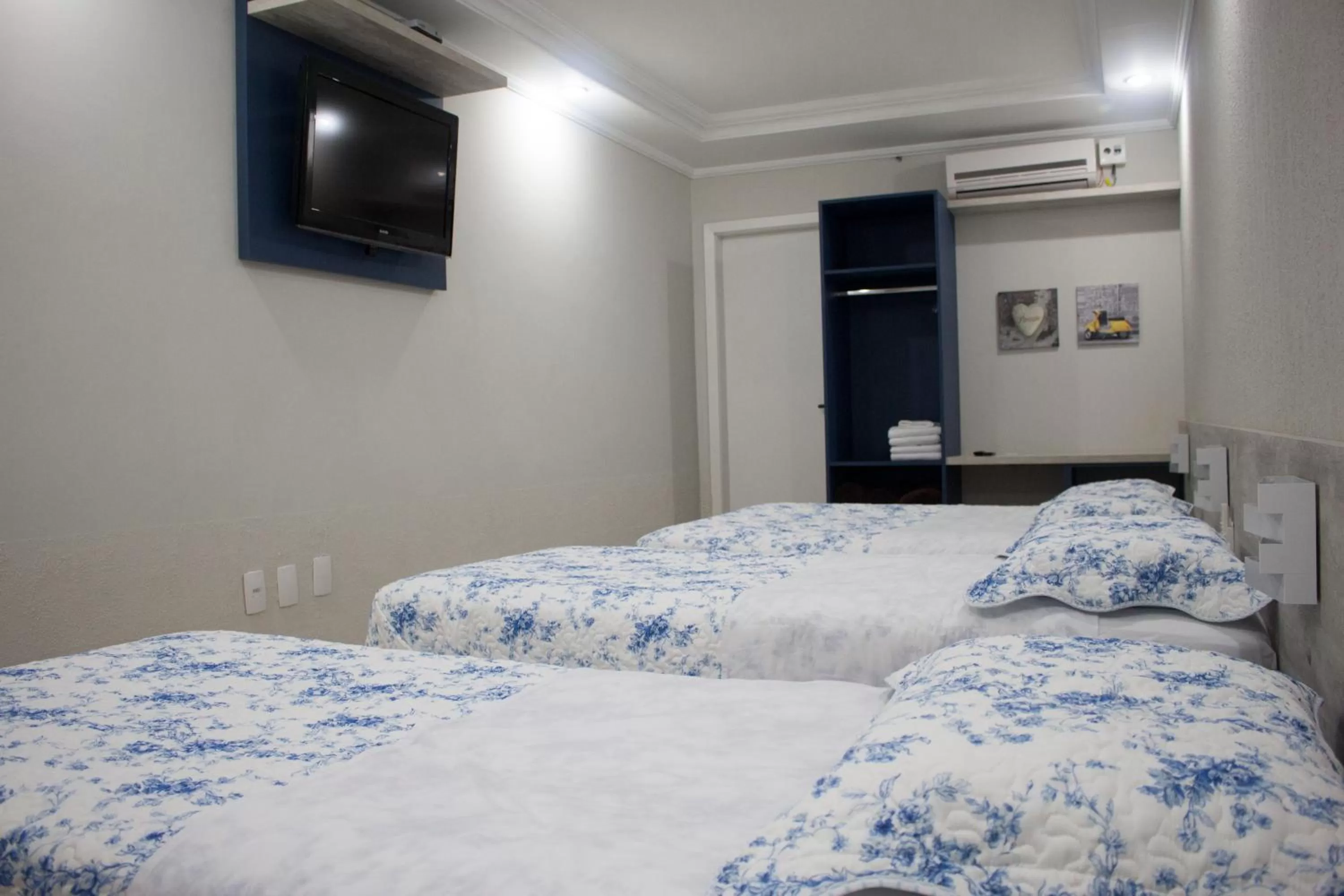 Bedroom, TV/Entertainment Center in Hotel Dois Irmãos