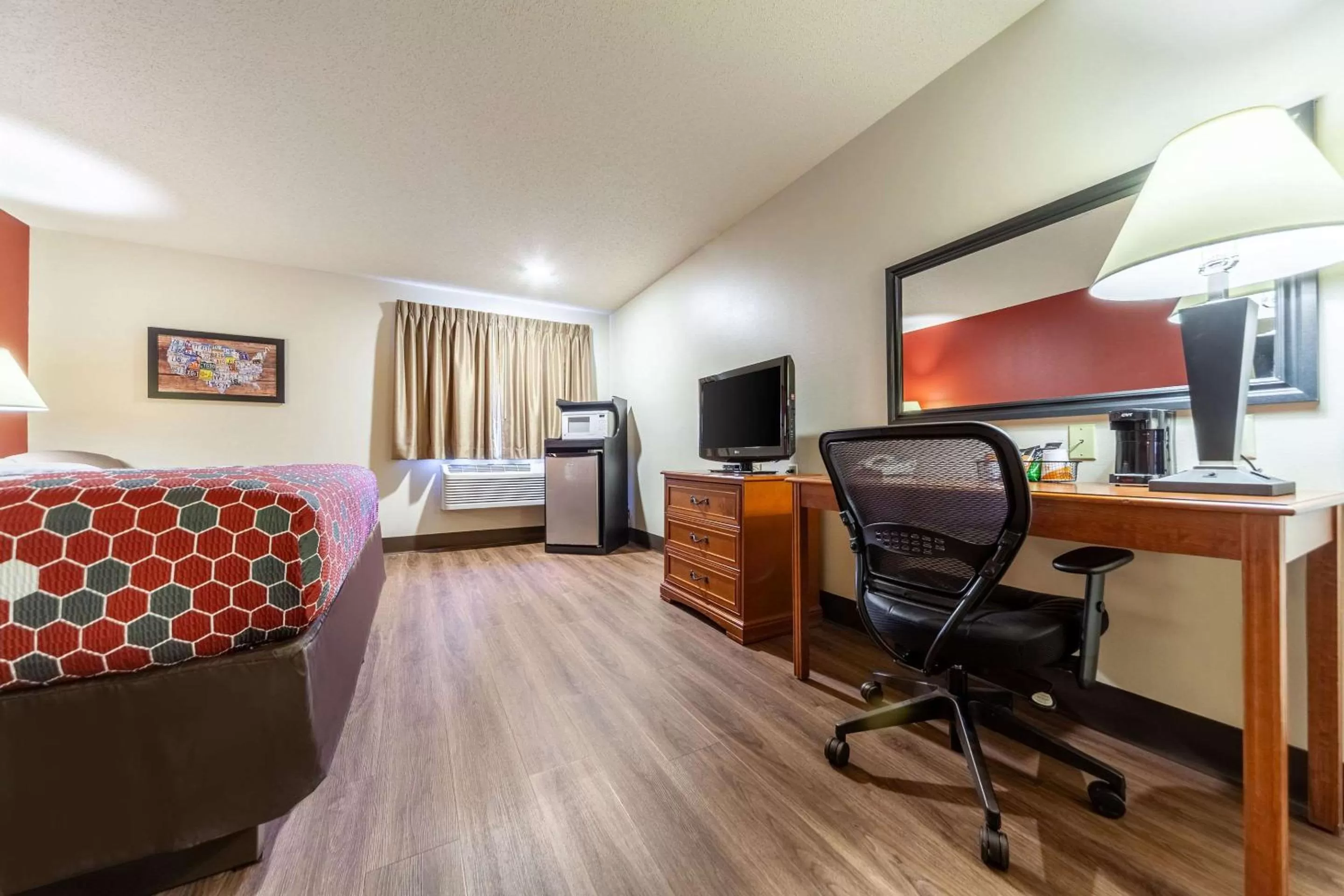 Photo of the whole room, Bed in Econo Lodge