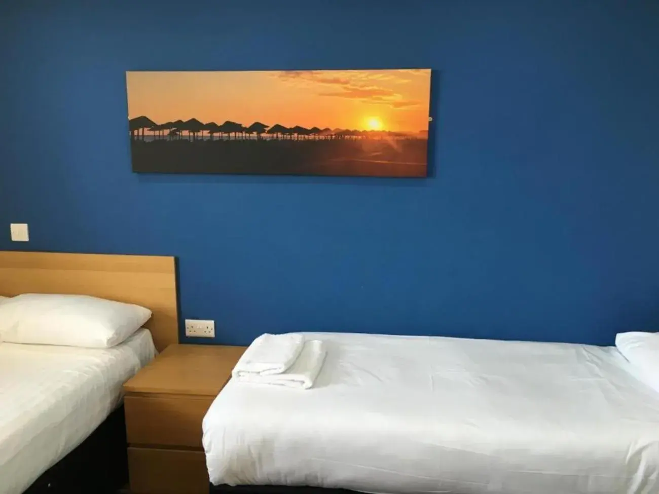 Bedroom, Bed in Wave Crest Hotel