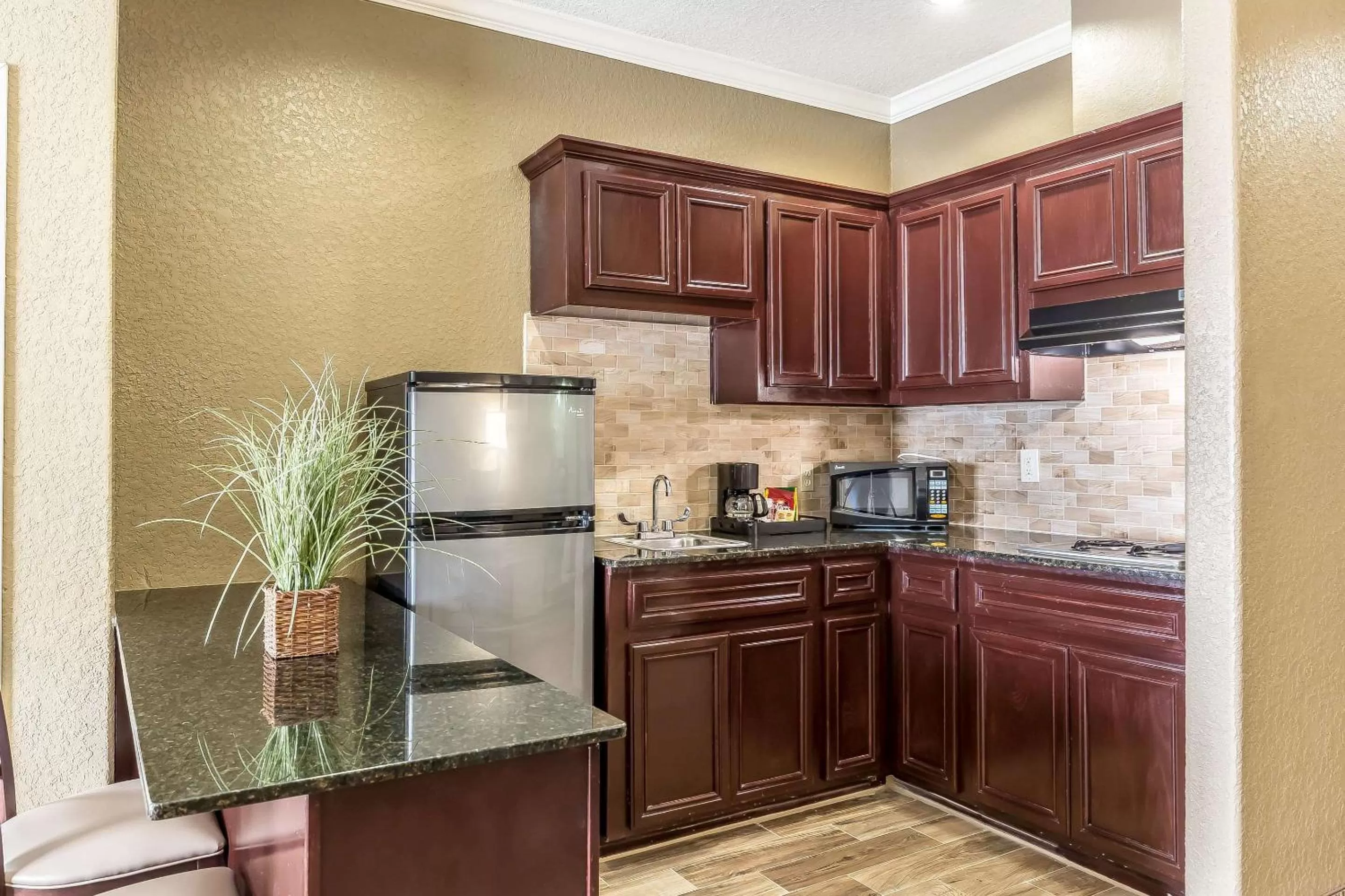 Photo of the whole room, Kitchen/Kitchenette in Comfort Suites Houston IAH Airport - Beltway 8