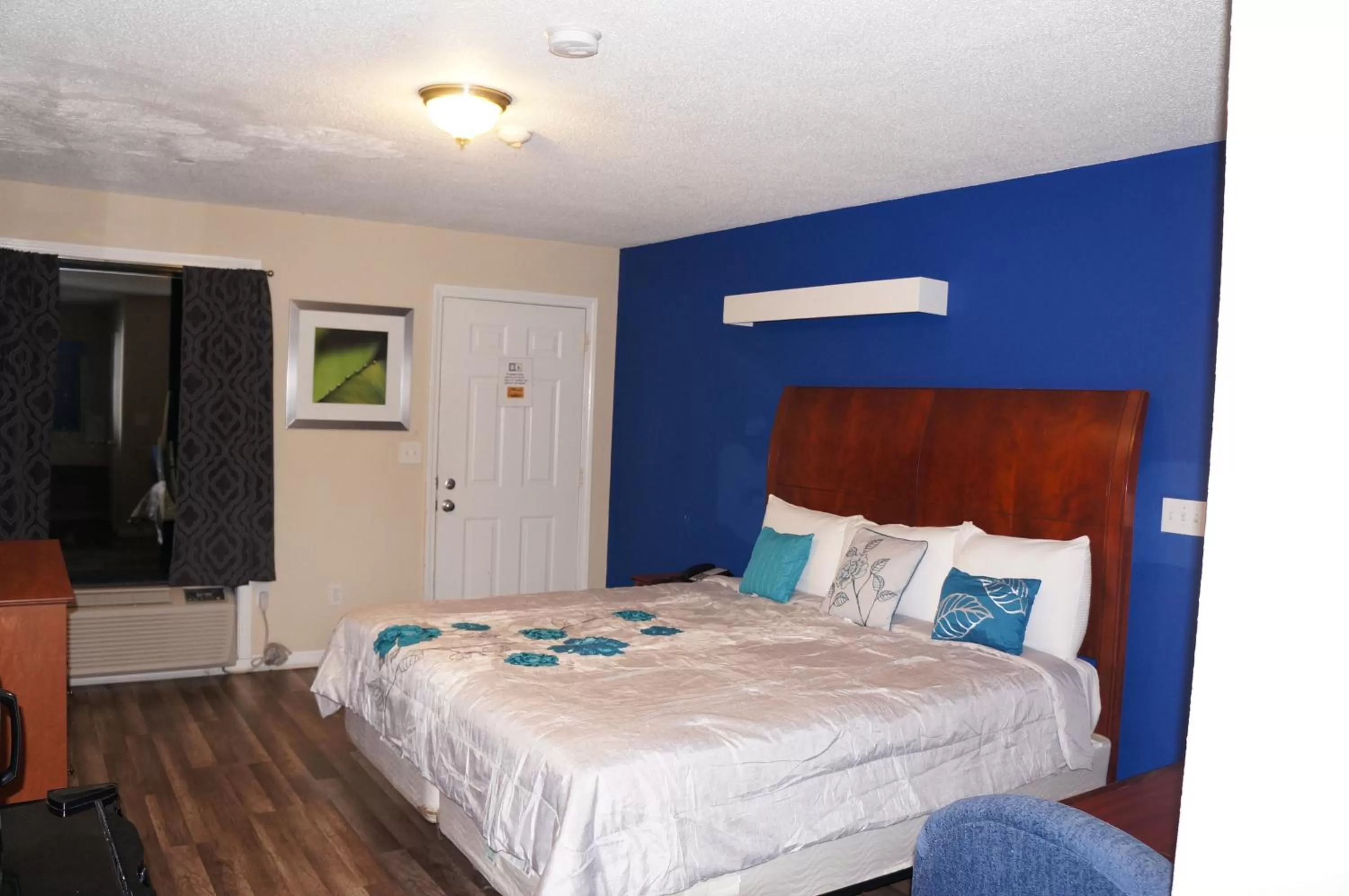 Bed in Classic Motor Lodge Providence - West Greenwich