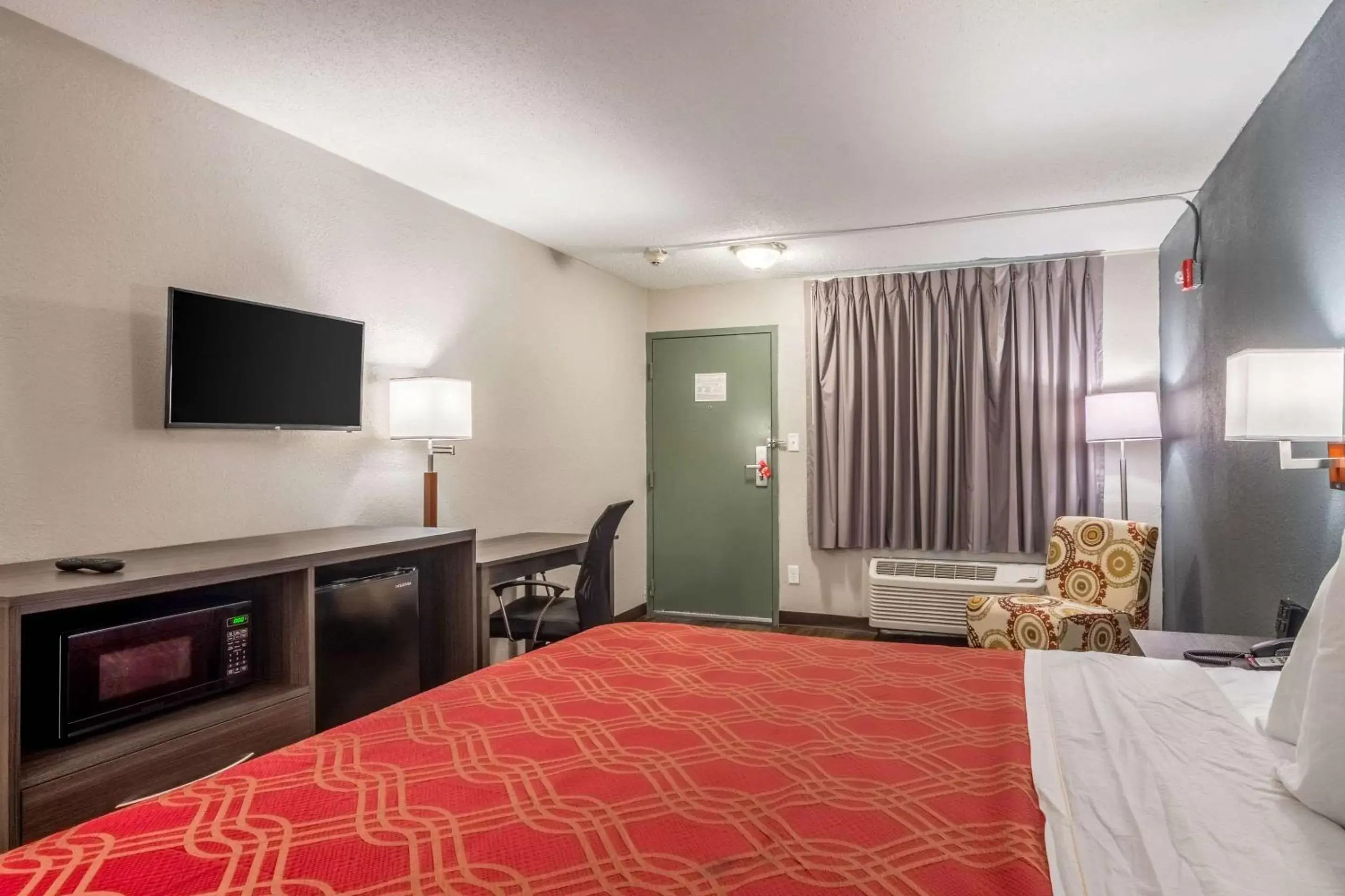 Photo of the whole room, Bed in Econo Lodge East Ridge - Chattanooga