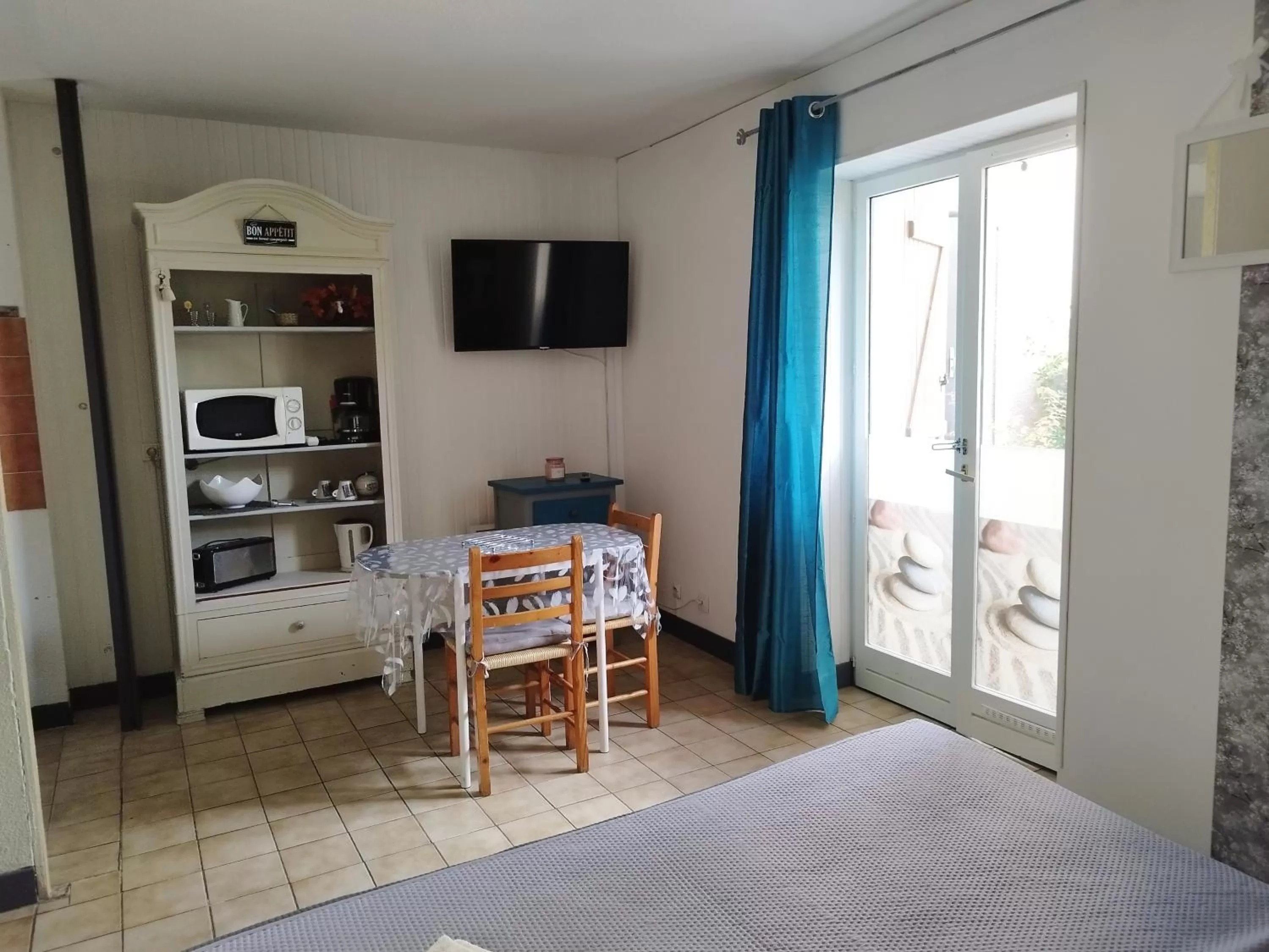 TV/Entertainment Center in Hôtel Studios Les Acacias