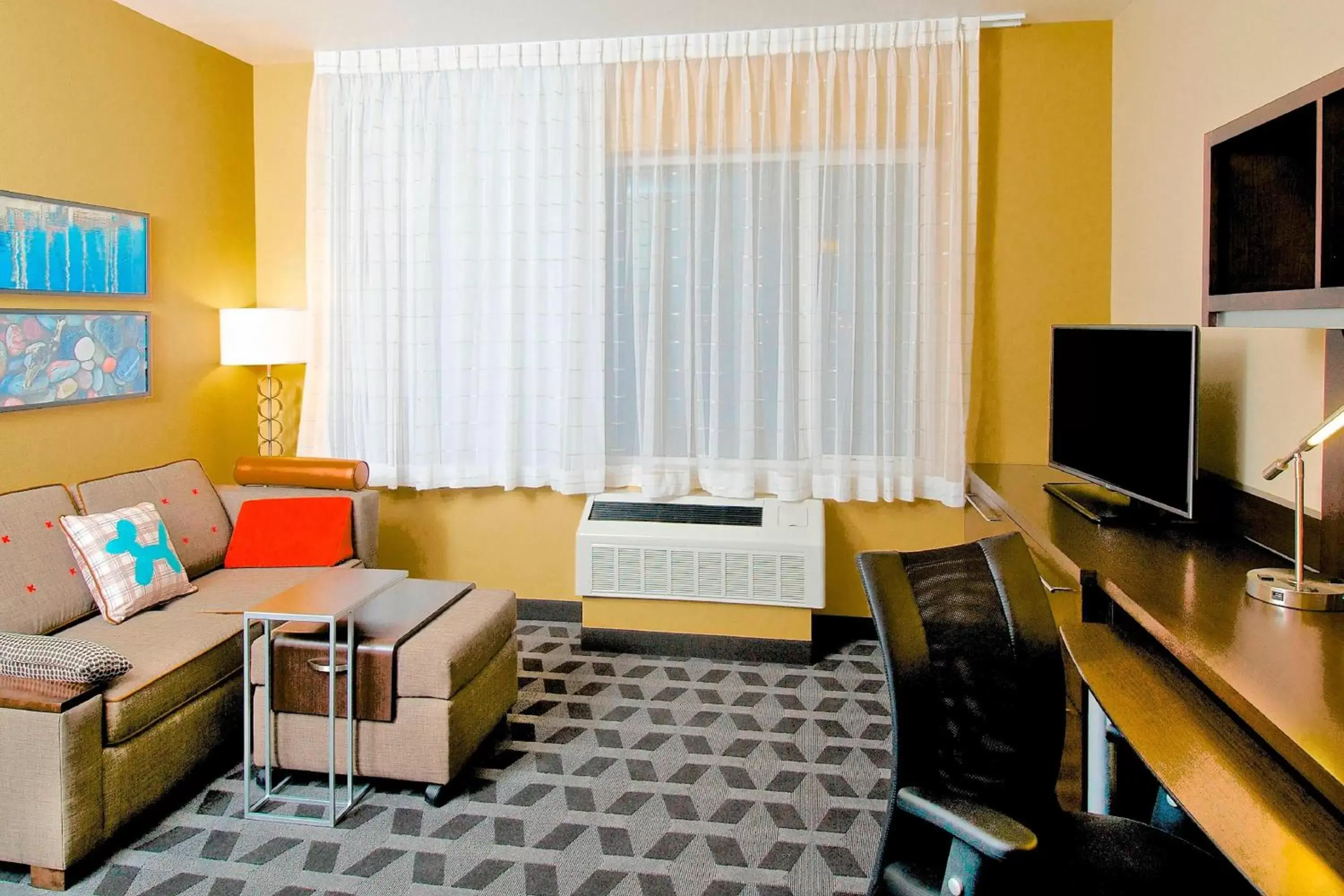 Living room, TV/Entertainment Center in TownePlace Suites by Marriott Anchorage Midtown