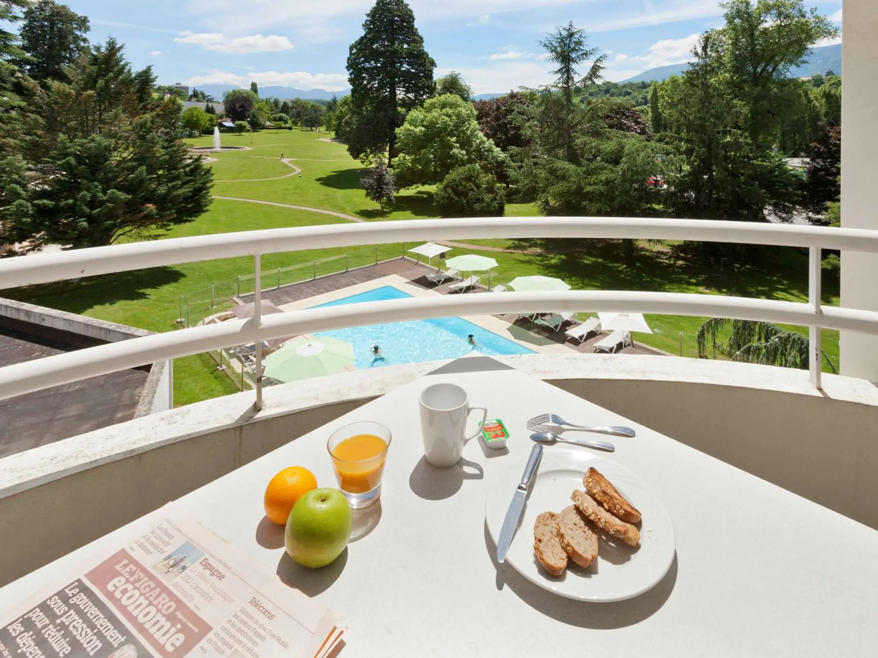 Restaurant/places to eat, Pool View in ibis Styles Aix les Bains