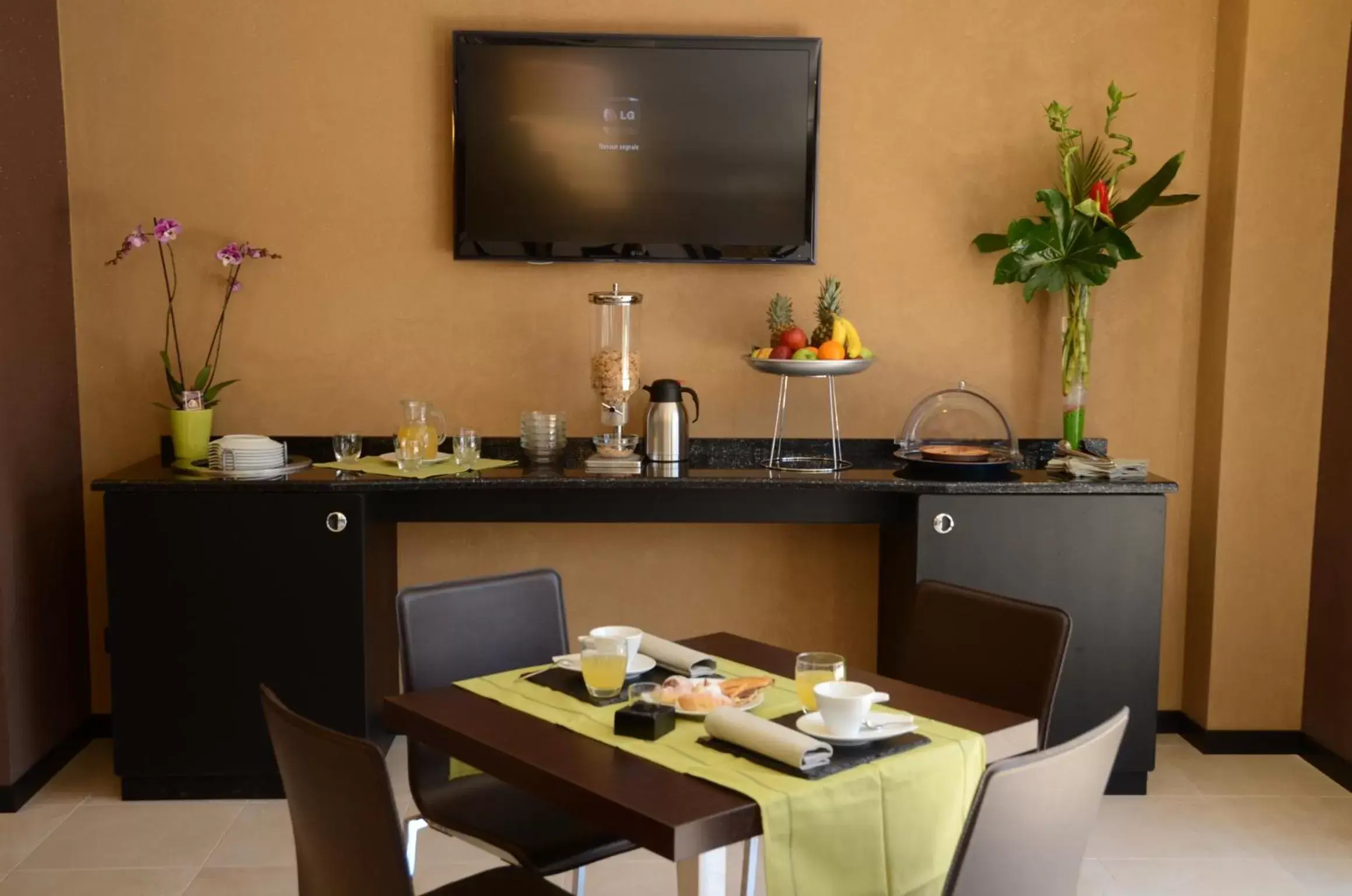 Food and drinks, TV/Entertainment Center in Melqart Hotel