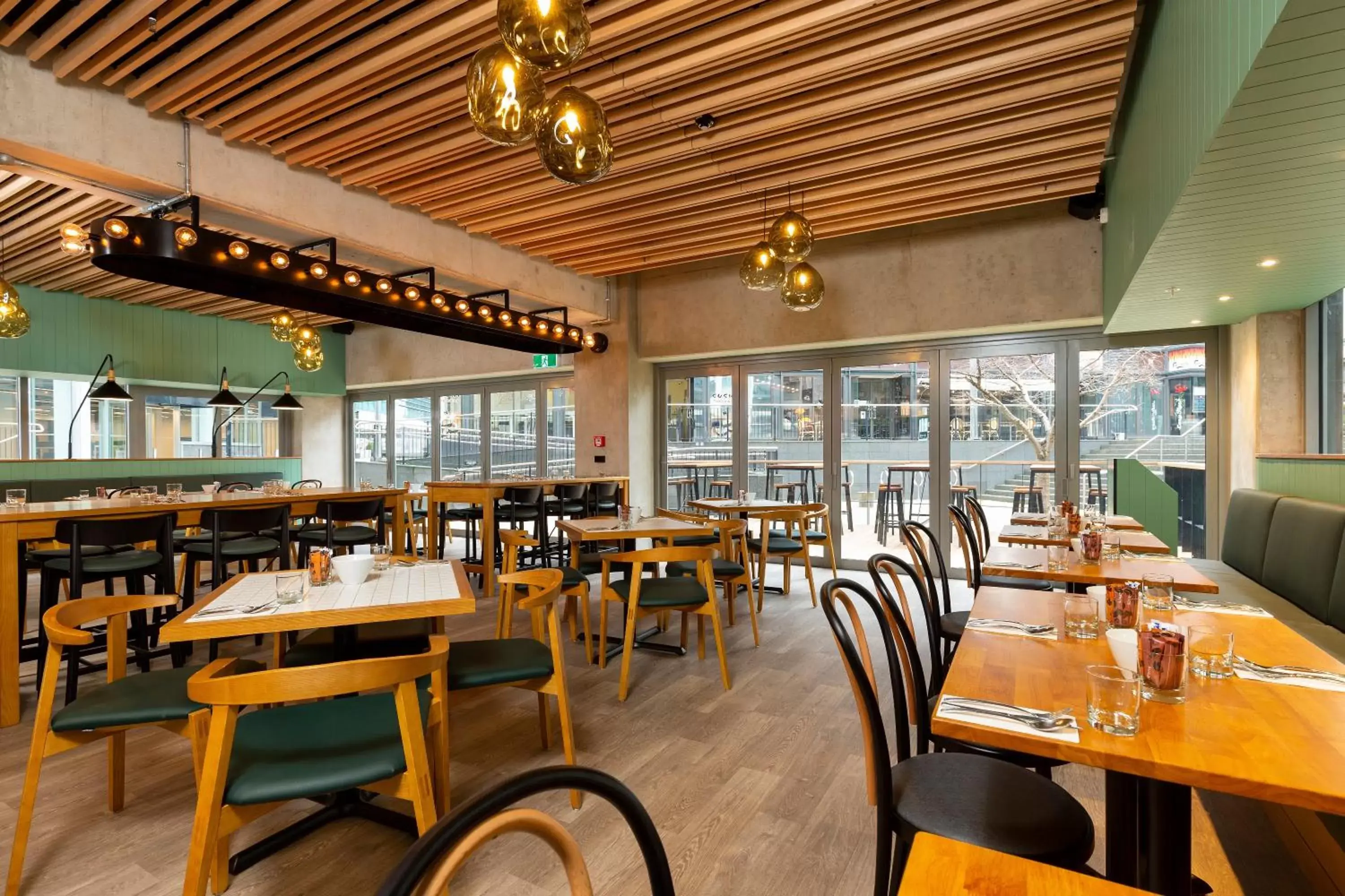 Restaurant/places to eat in Oaks Auckland Hotel Restaurant/places to eat in Oaks Auckland Hotel