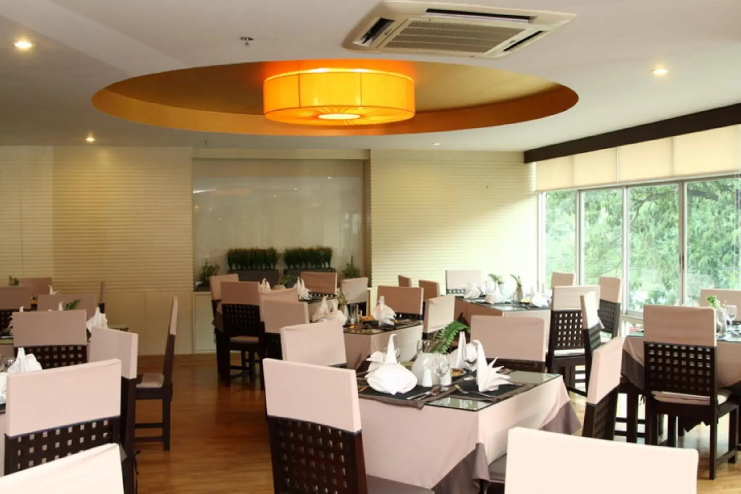 Restaurant/Places to Eat in Maninarakorn Hotel