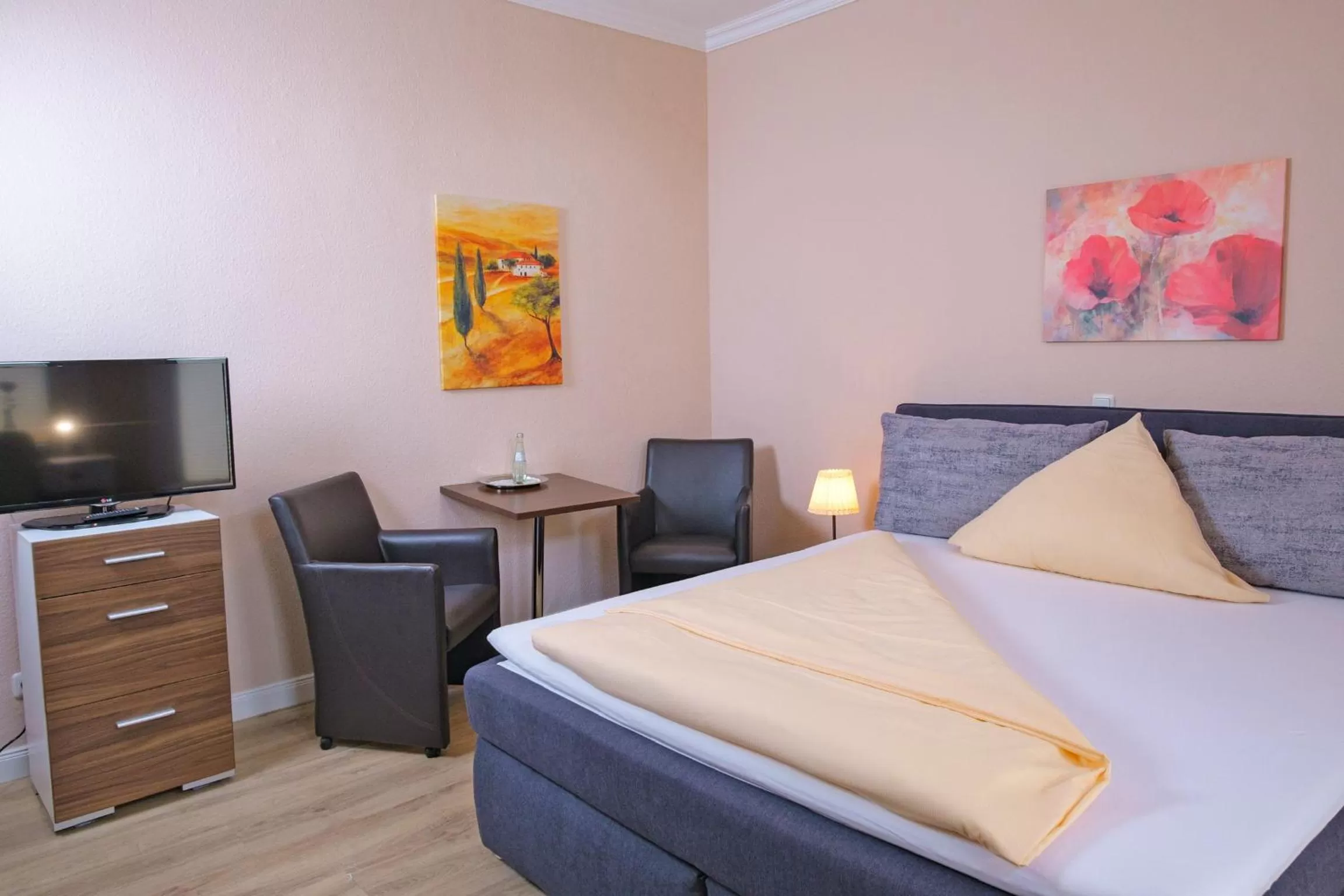 Staff, Bed in Hotel-Restaurant Holsteiner Hof