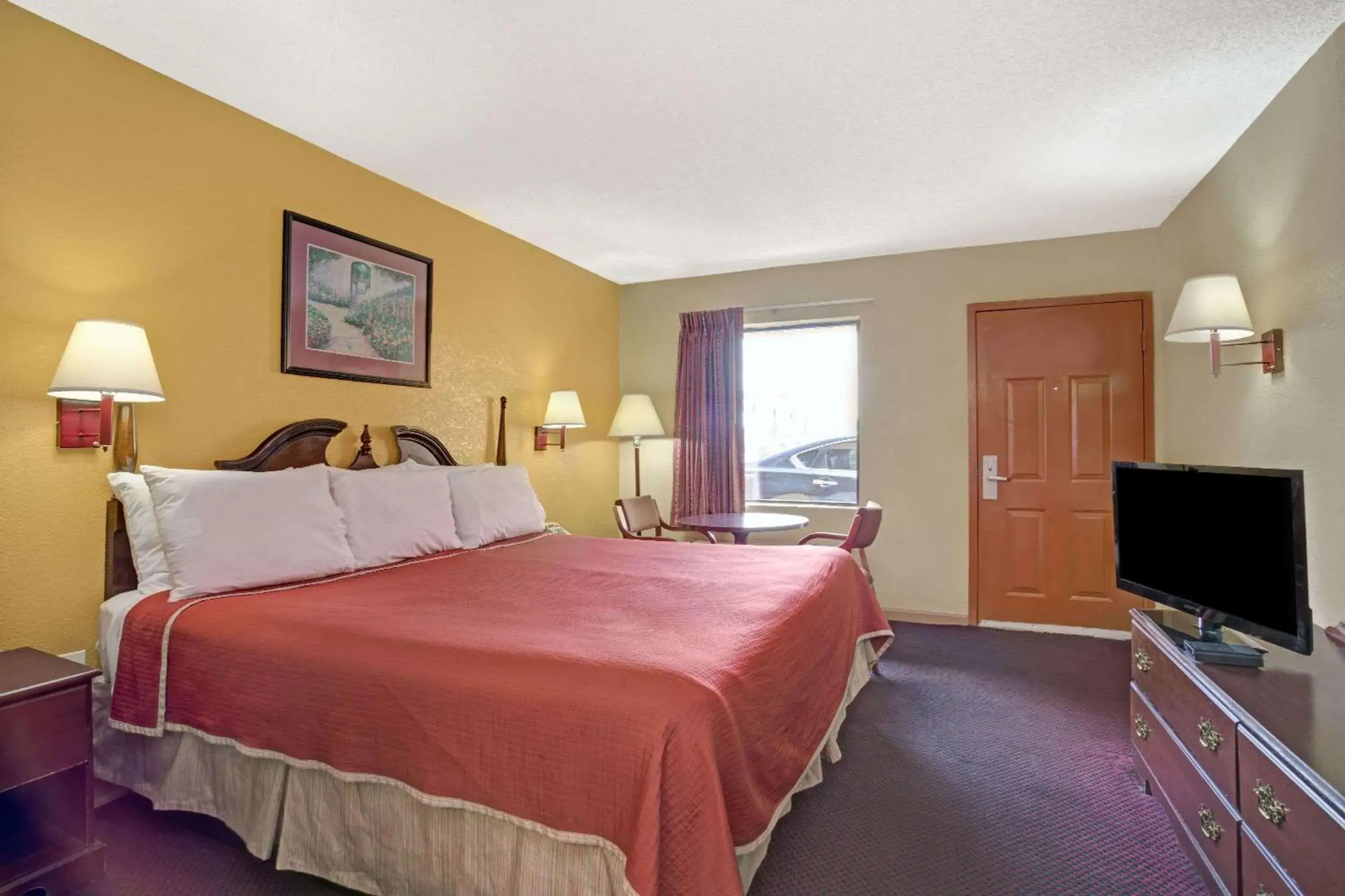 Photo of the whole room, Bed in Travelodge by Wyndham Forest Park Atlanta South