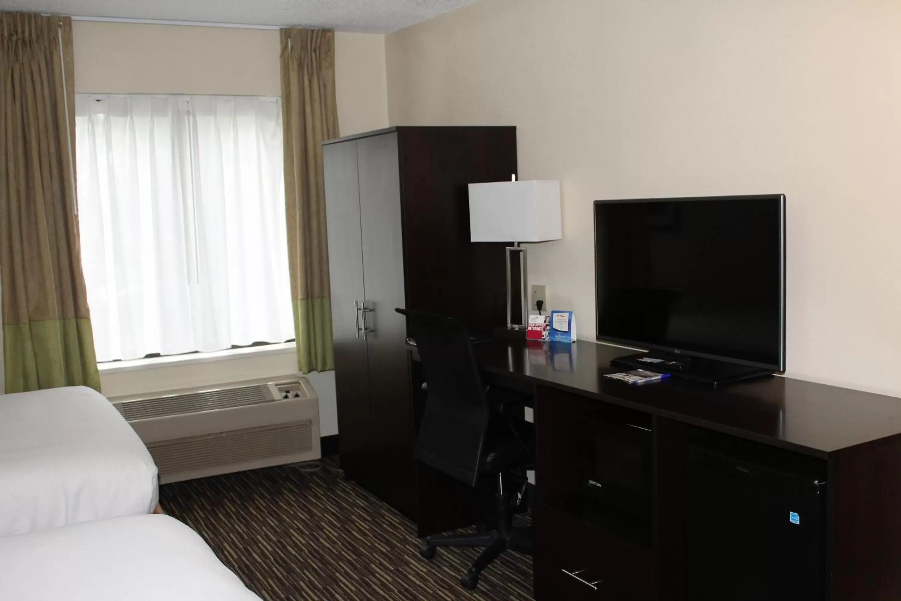 TV and multimedia, Bed in Baymont by Wyndham Newark at University of Delaware TV and multimedia, Bed in Baymont by Wyndham Newark at University of Delaware