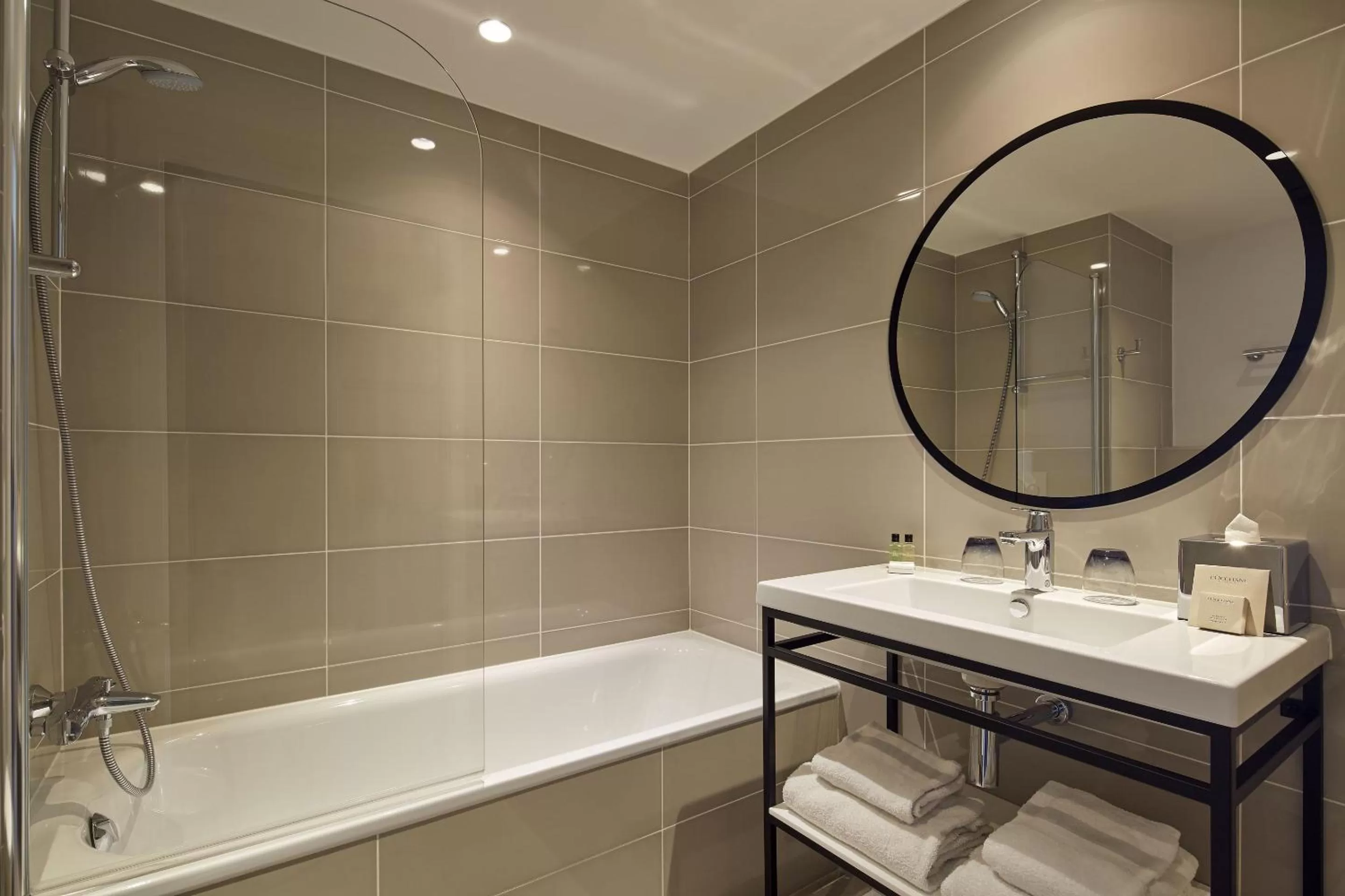 Shower in Auteuil Tour Eiffel