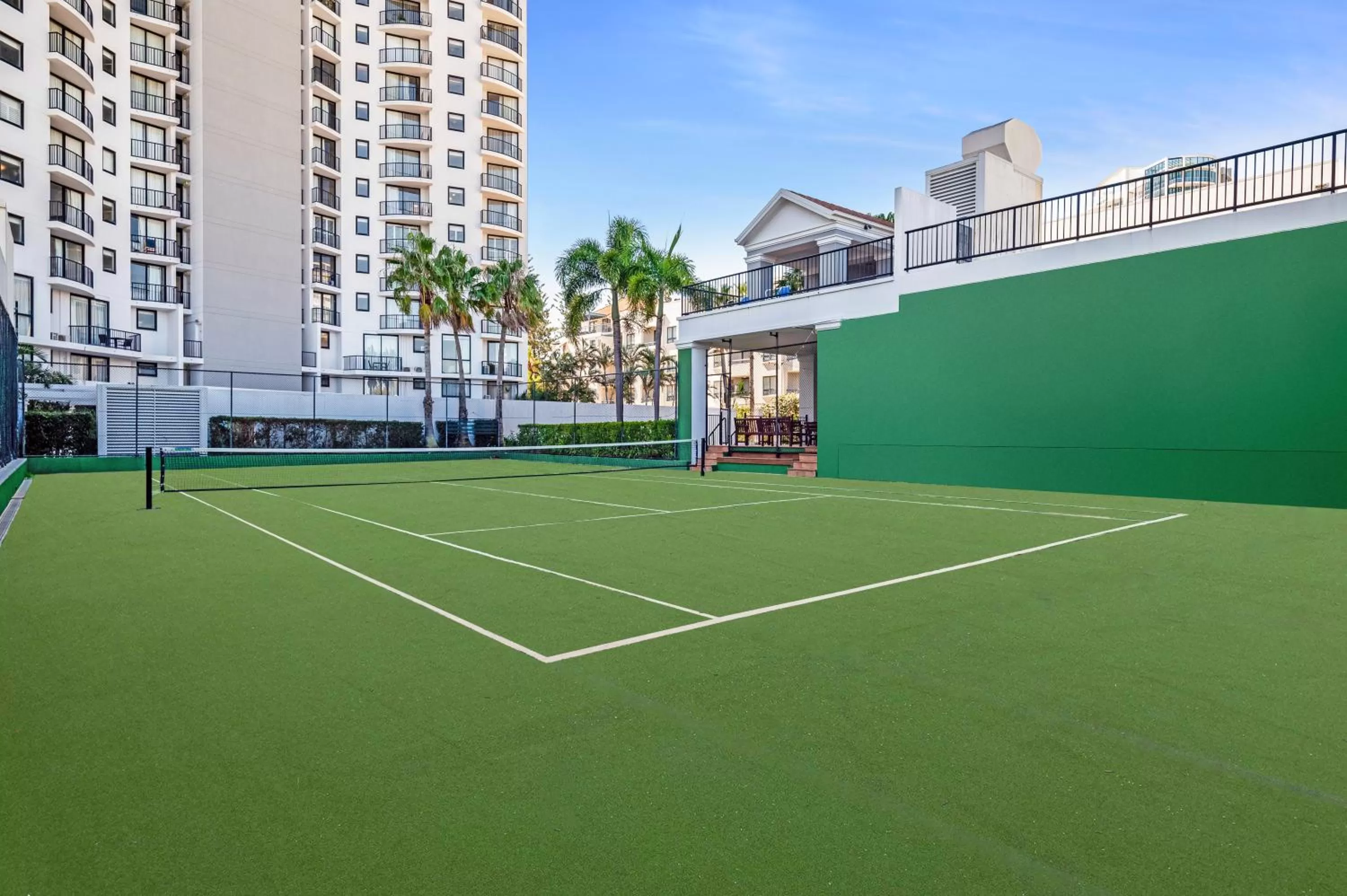 Tennis court in Mantra Coolangatta Beach
