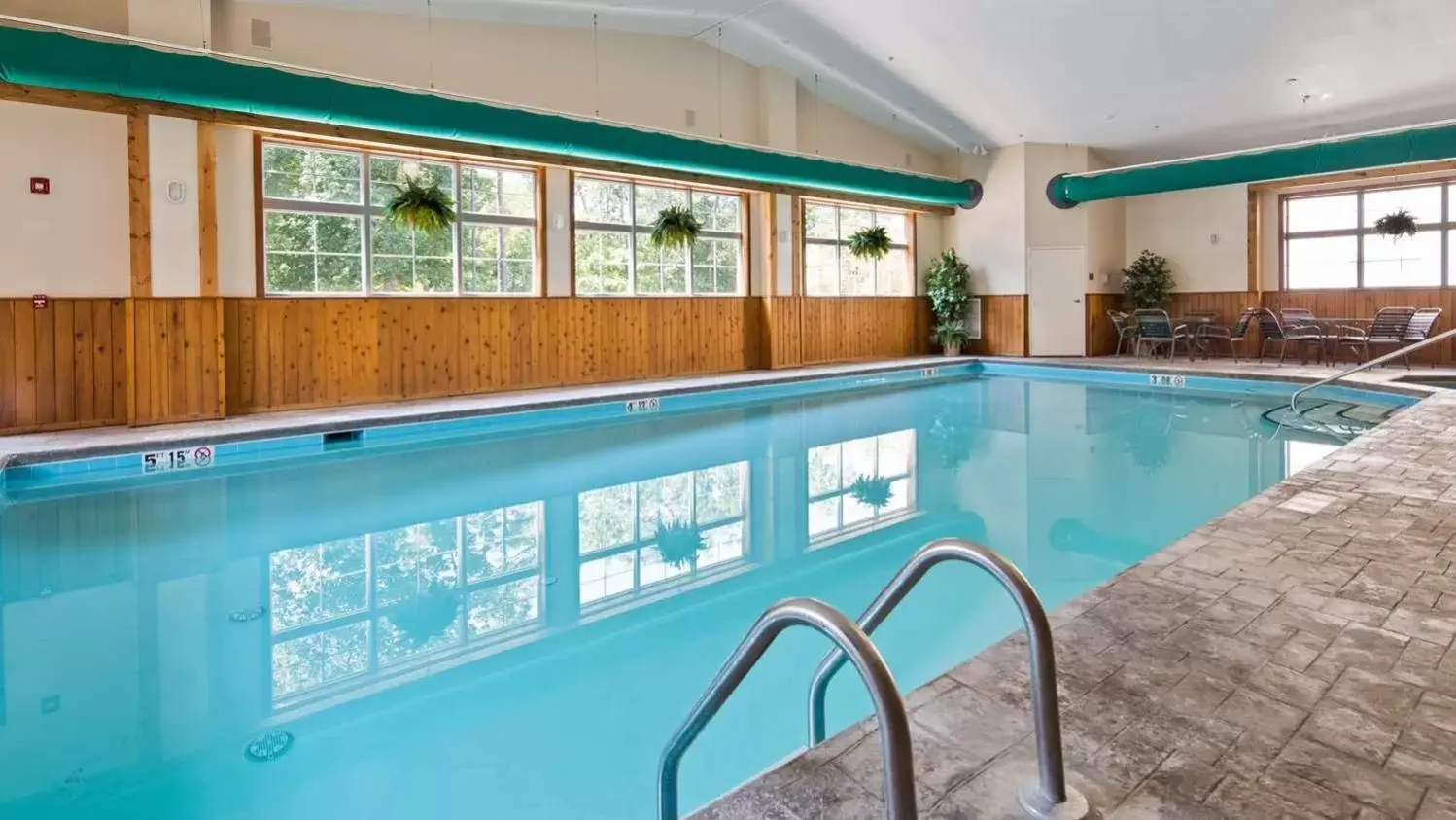 Swimming Pool in Best Western Plus Crossroads Inn & Suites