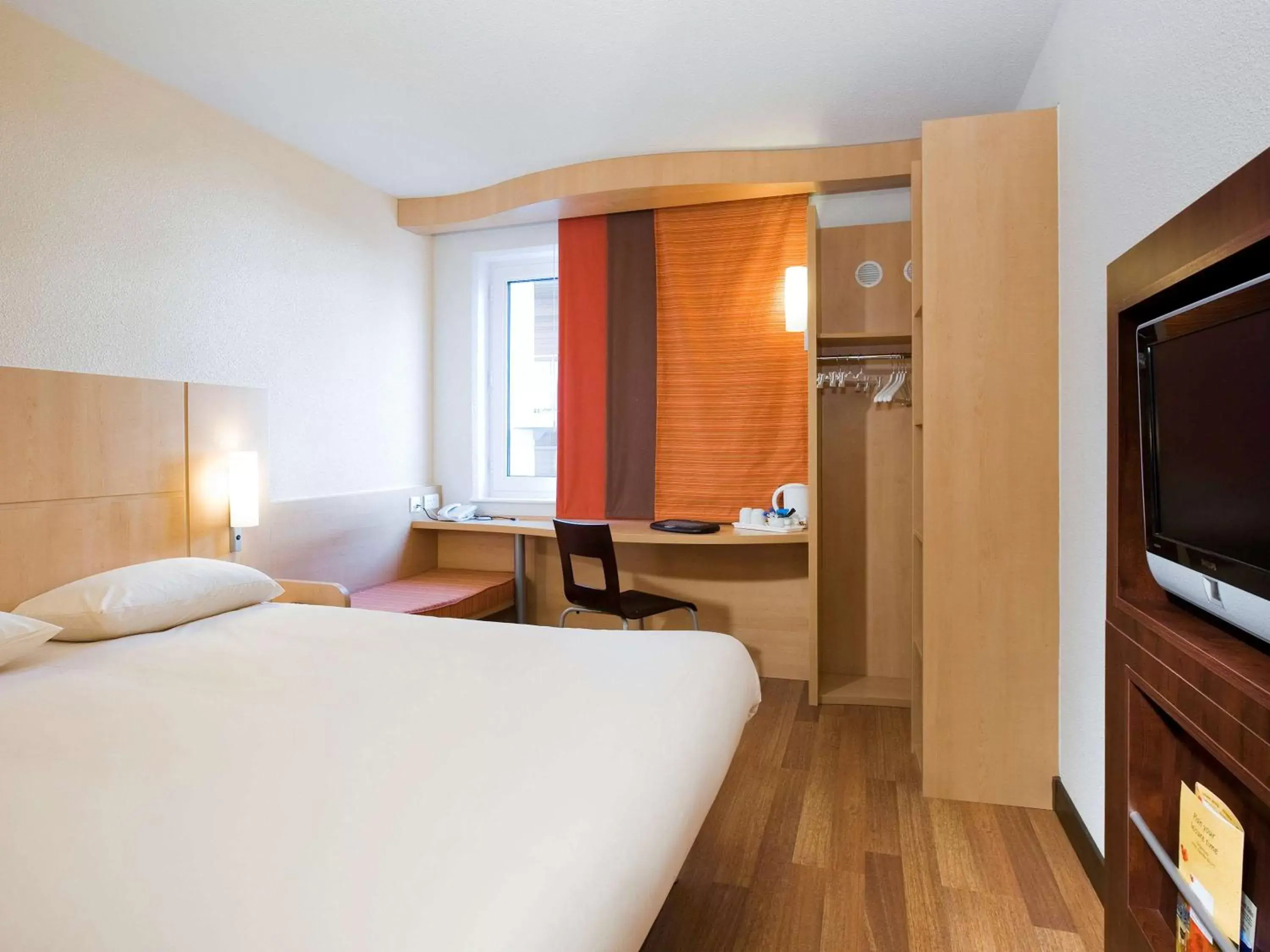 Photo of the whole room, Bed in ibis Bristol Temple Meads