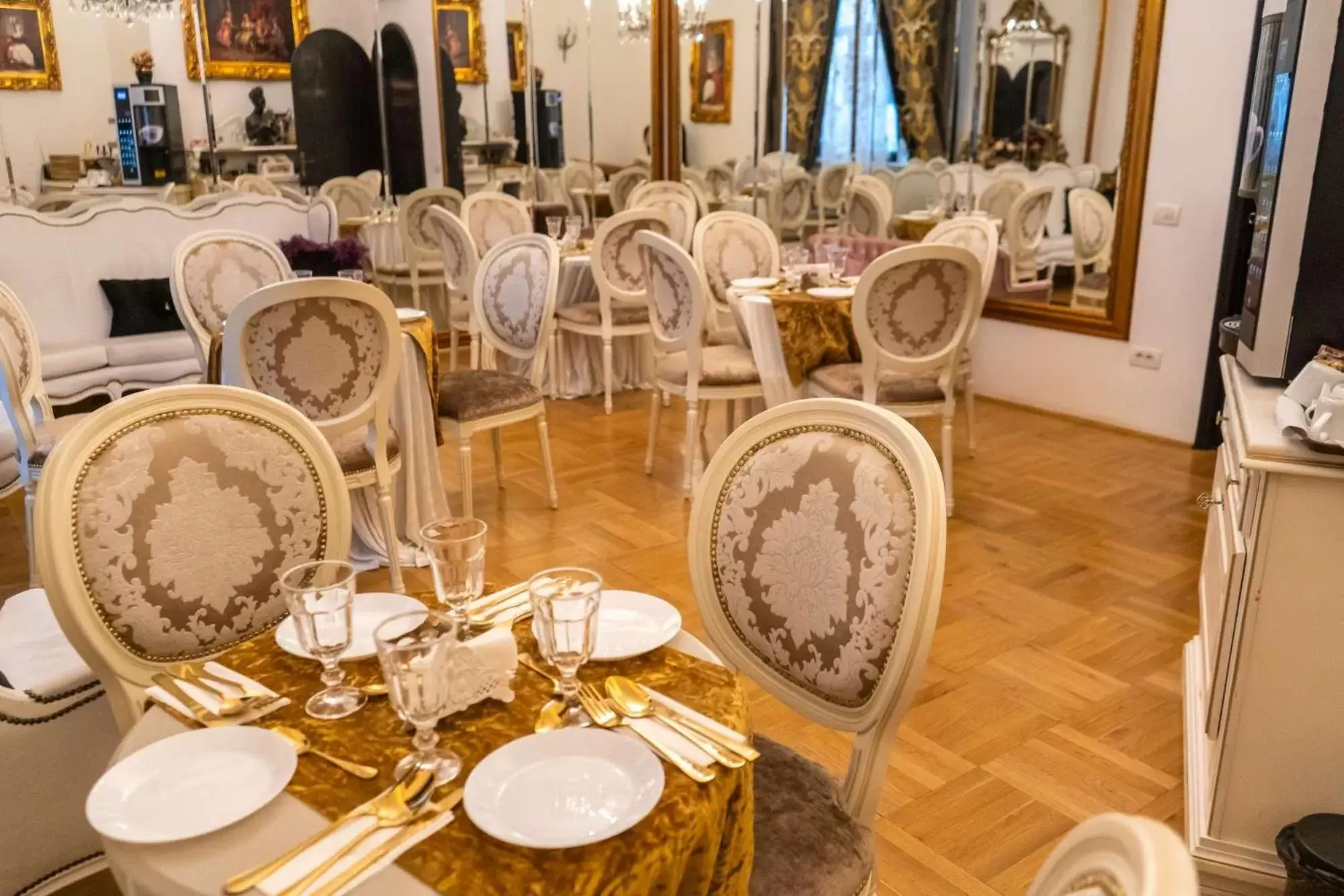 Restaurant/places to eat in Conacul Coroanei Luxury Boutique Hotel Restaurant/places to eat in Conacul Coroanei Luxury Boutique Hotel