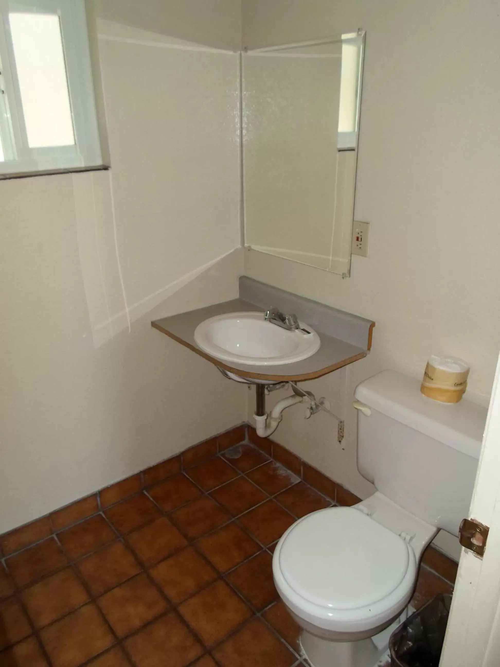 Day, Bathroom in Budget Inn Morgan Hill