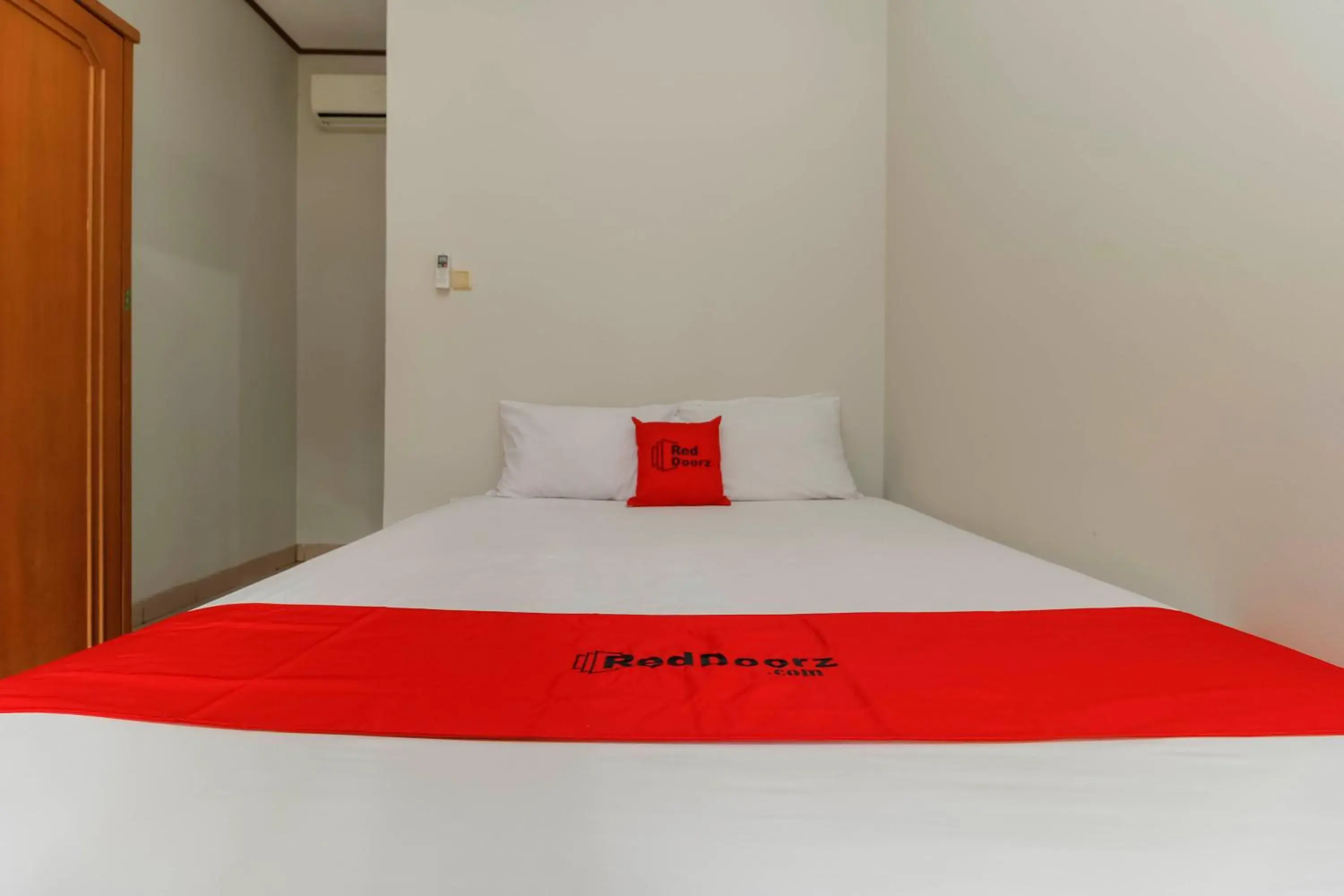 Bedroom, Bed in RedDoorz Plus @ Karet Pedurenan 3
