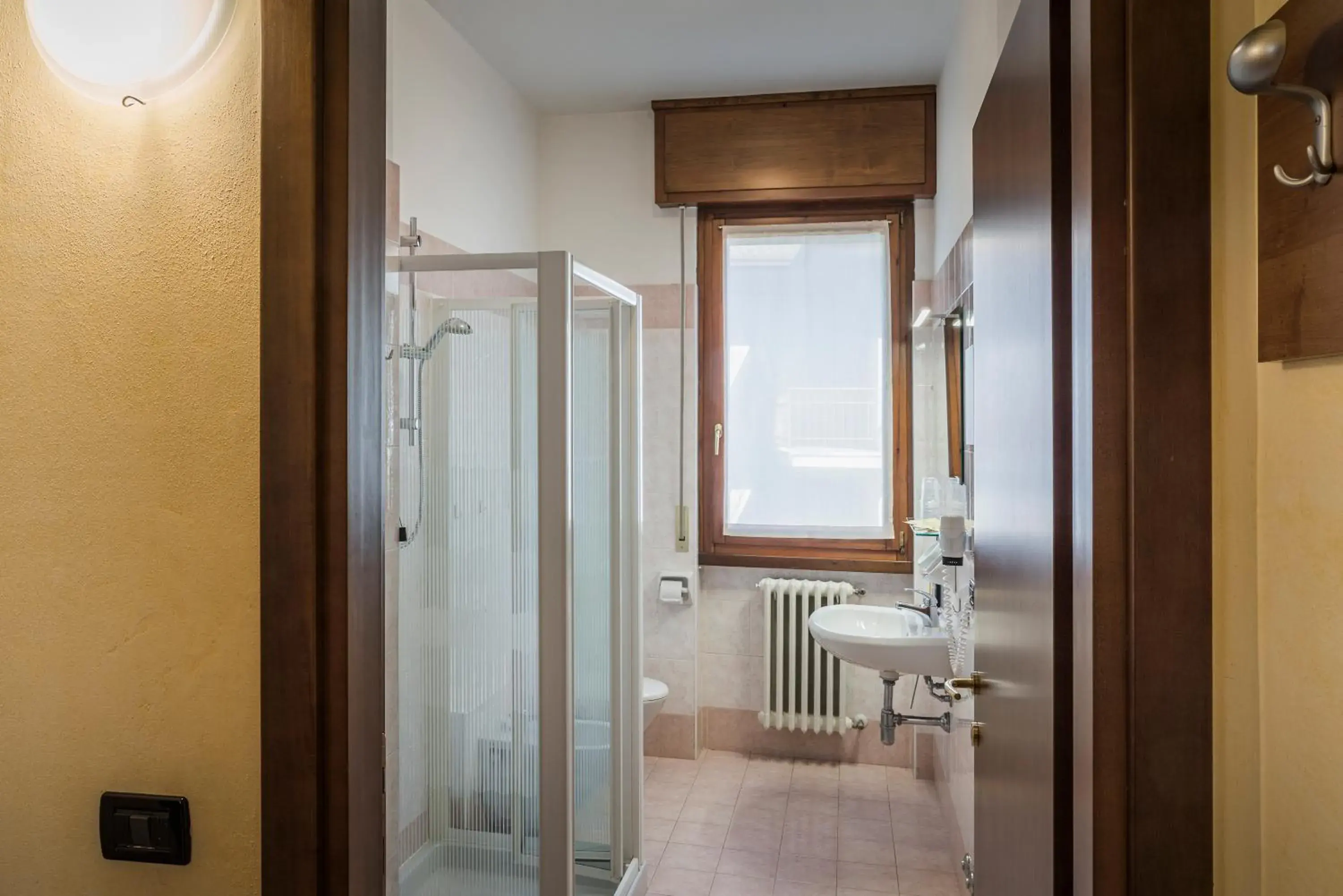 Shower, Bathroom in Hotel Gardenia