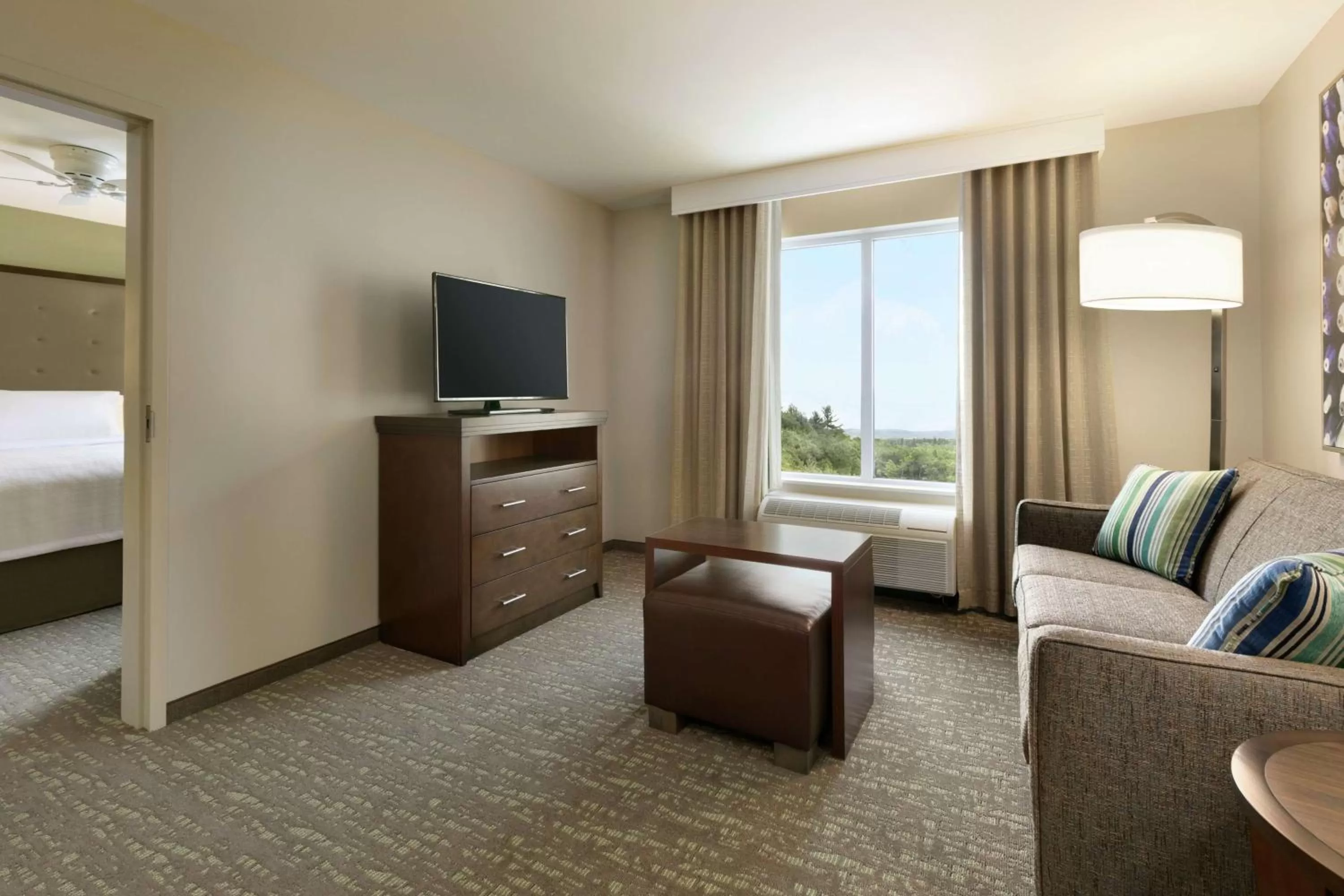 Living room, Bed in Homewood Suites By Hilton Hartford Manchester