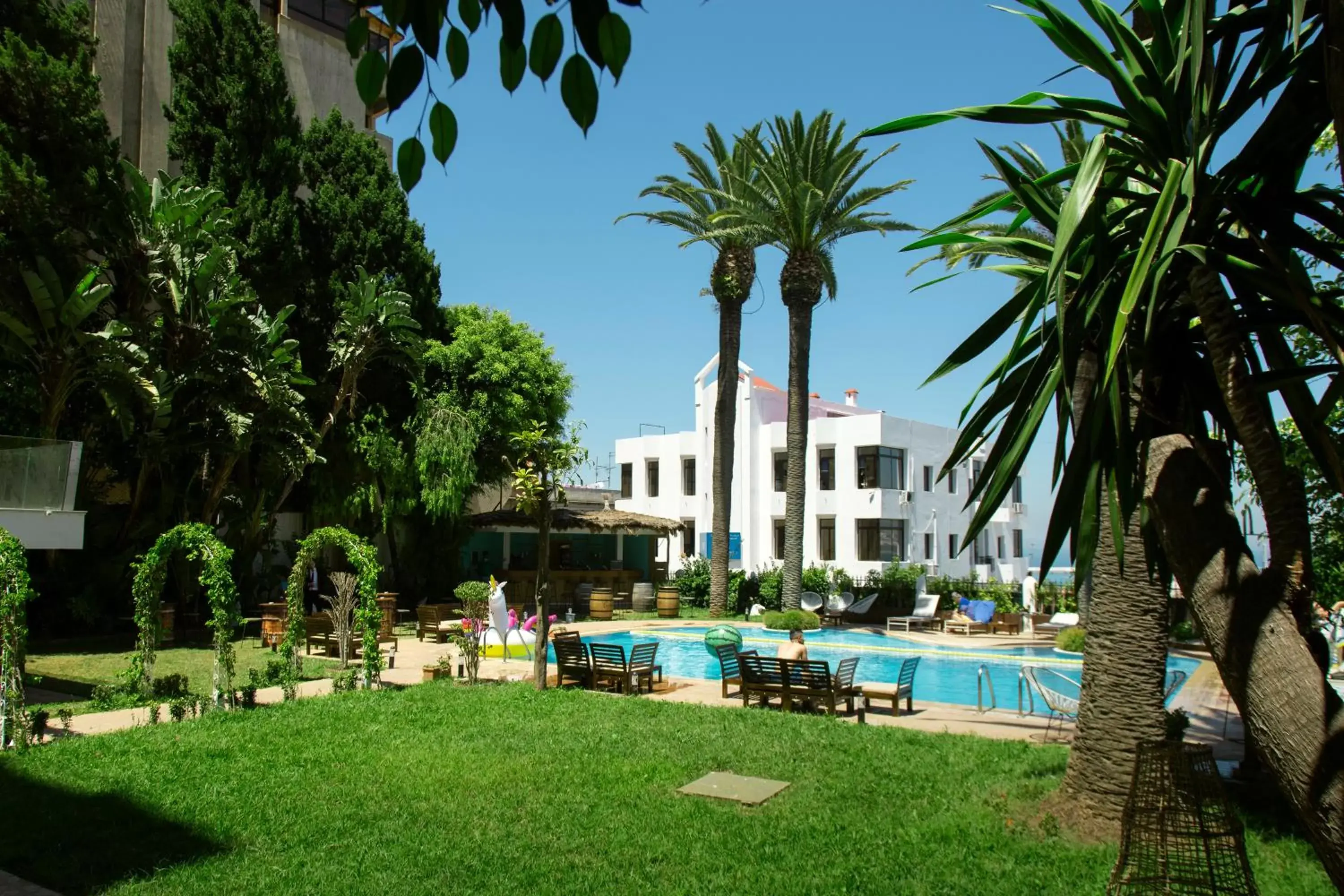 Garden, Swimming Pool in Hôtel Rembrandt