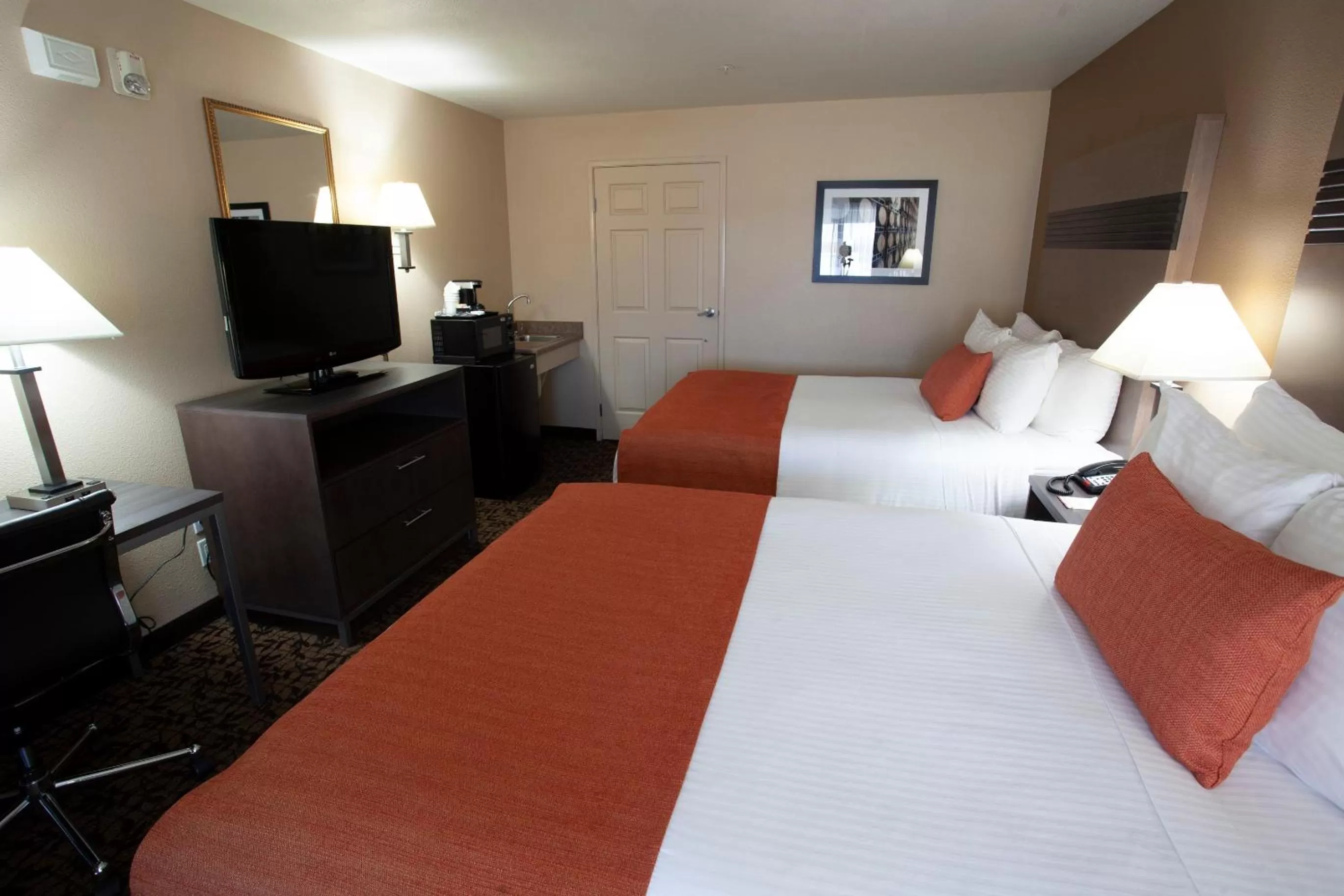 Bed in Hawthorn Suites by Wyndham Napa Valley