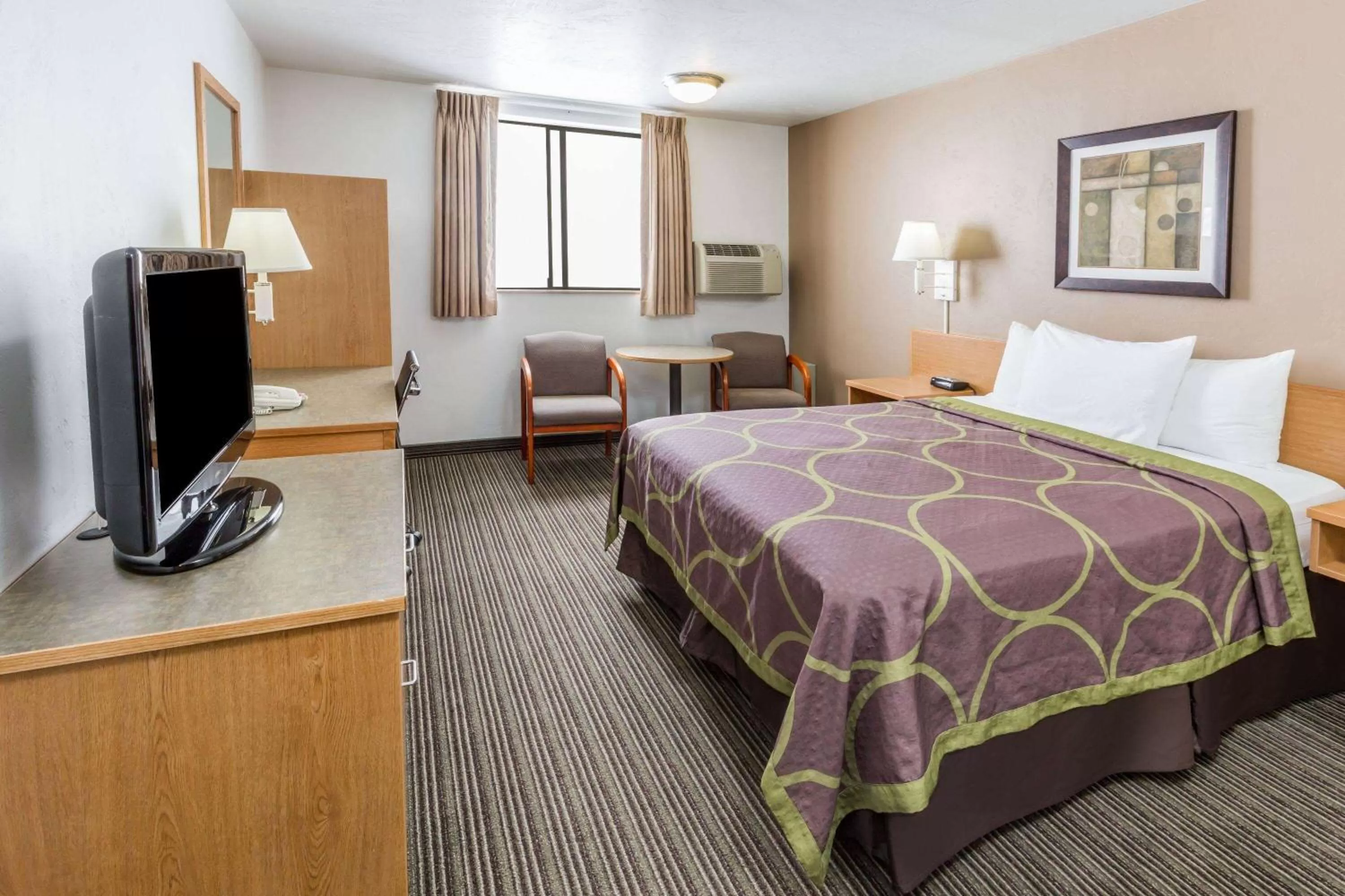 Photo of the whole room, Bed in Super 8 by Wyndham Bend