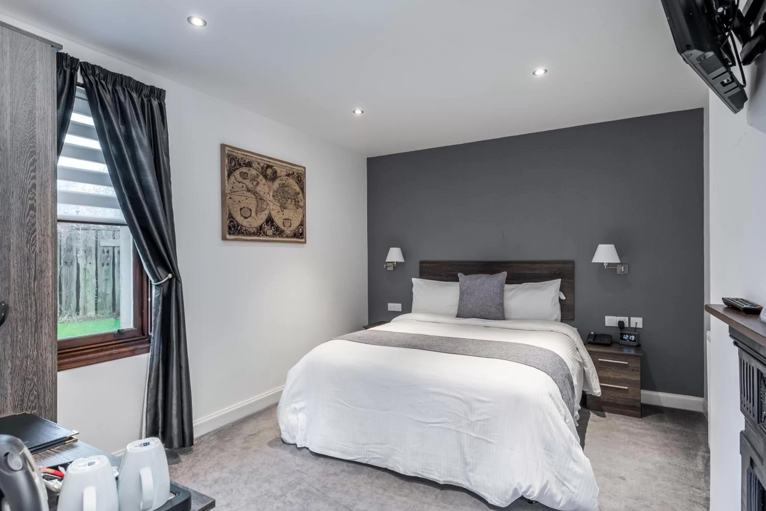 Bed in Grey Harlings Rooms