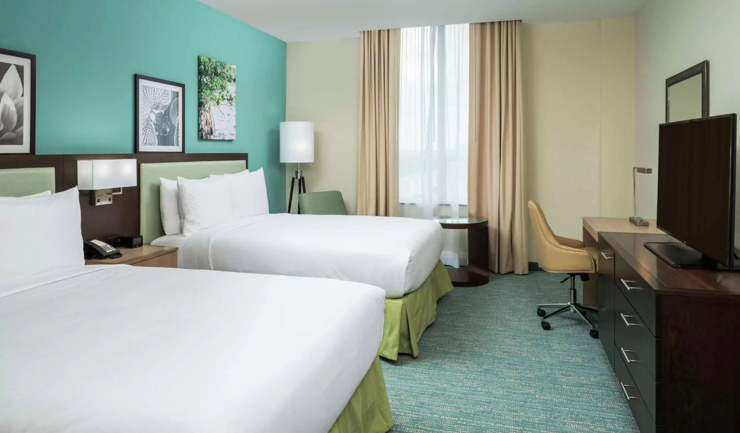 Bedroom, Bed in DoubleTree by Hilton Miami Doral