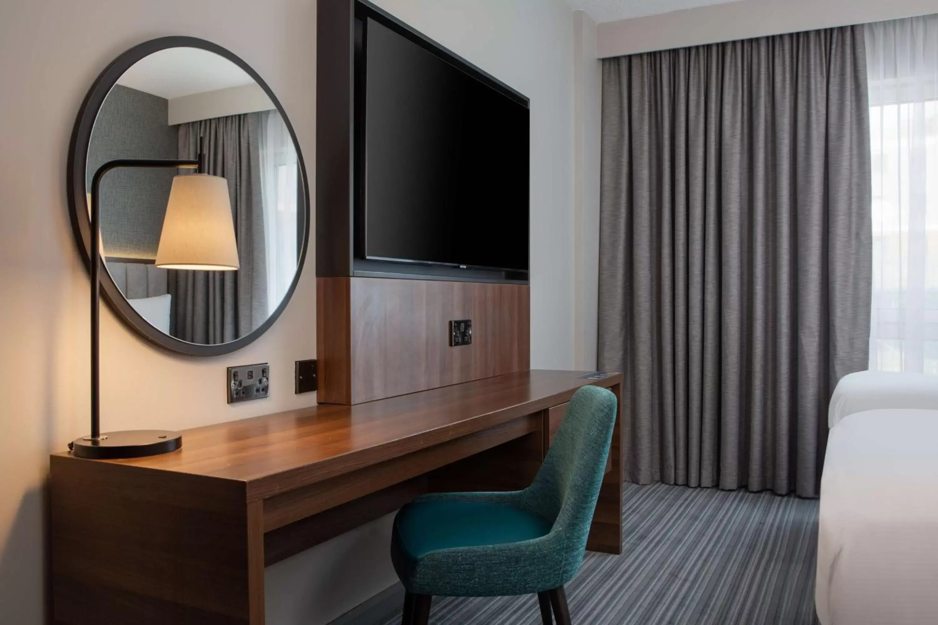 Bedroom, TV/Entertainment Center in DoubleTree by Hilton London Chelsea