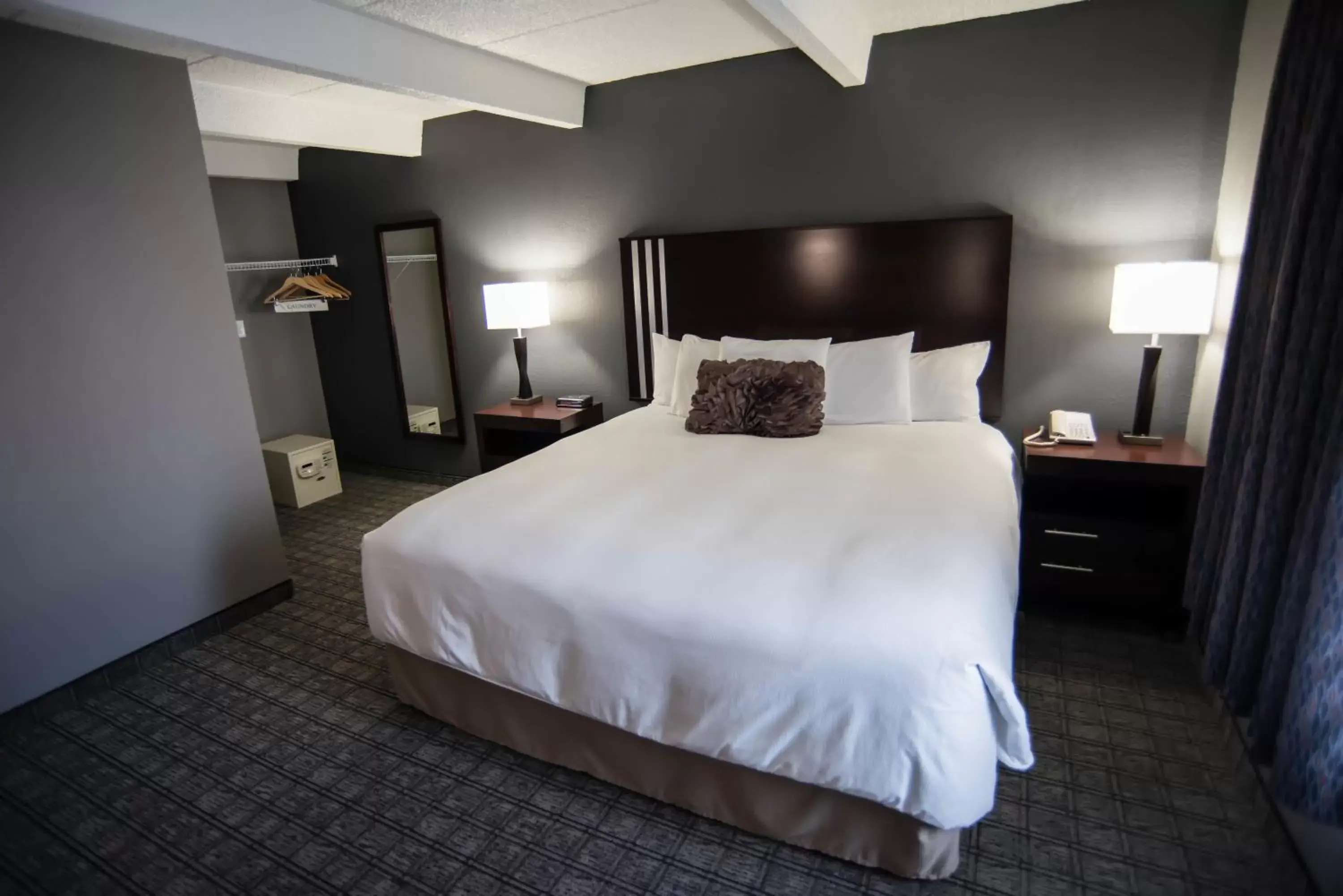 Bed in Eastland Suites Extended Stay Hotel & Conference Center Urbana