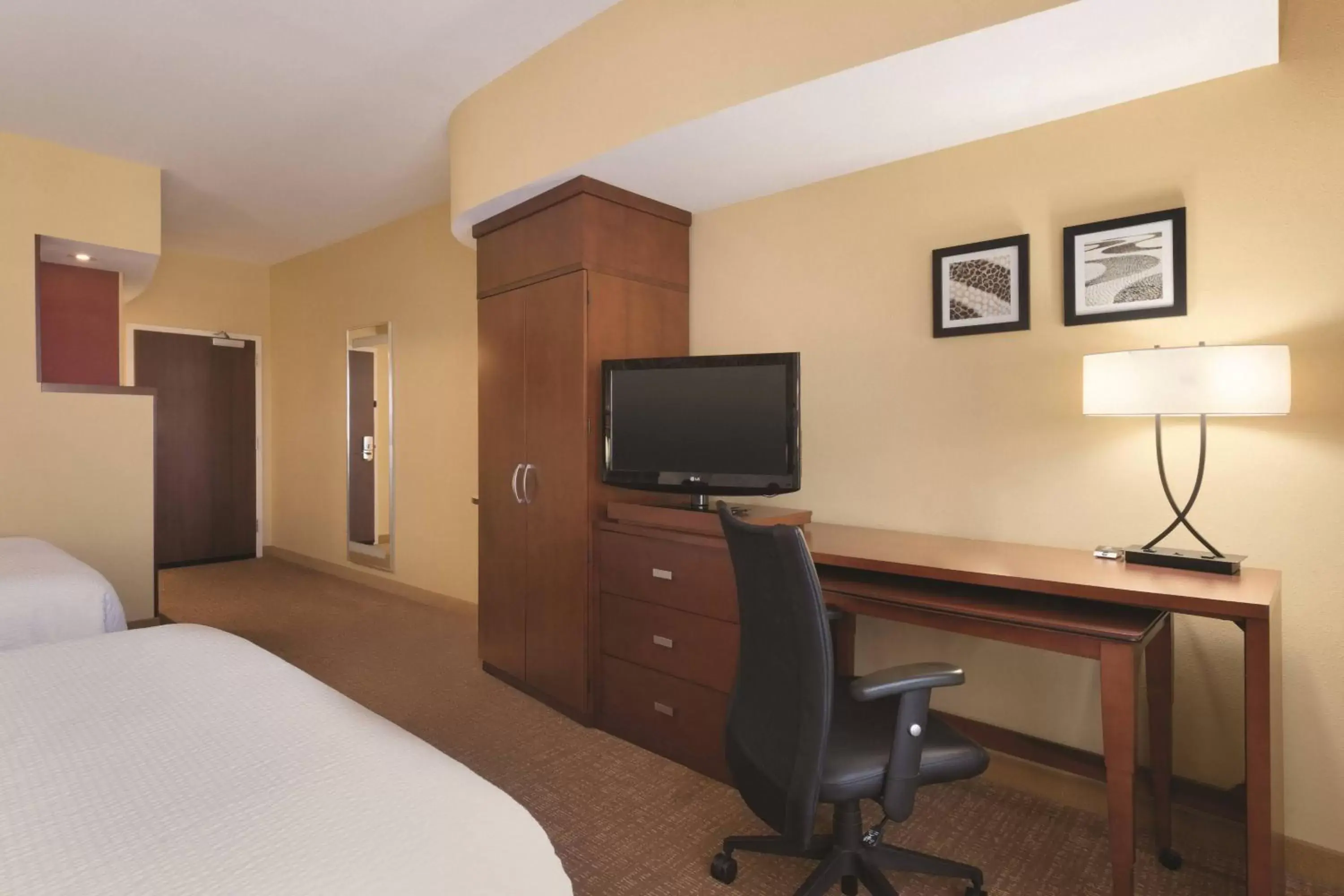 Photo of the whole room, TV/Entertainment Center in Courtyard by Marriott Salisbury