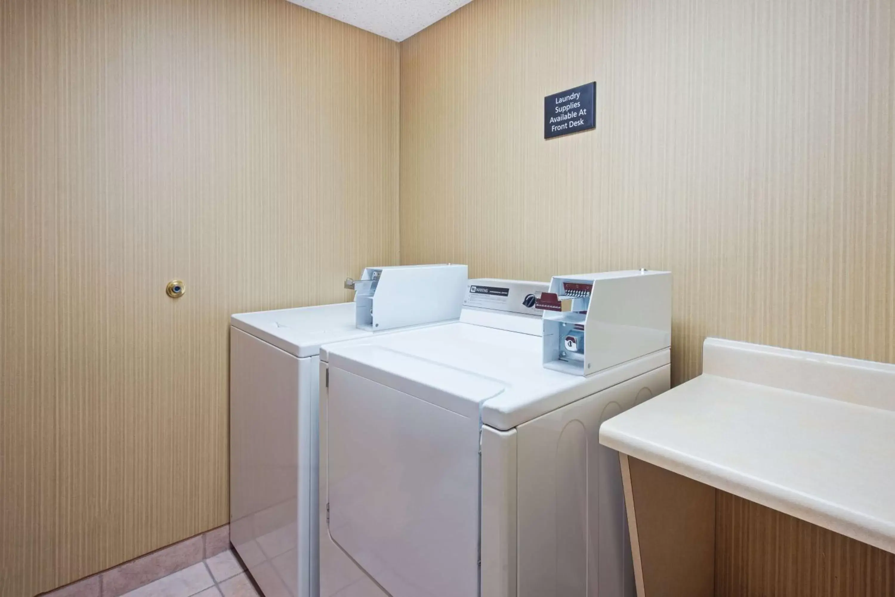 Lobby or reception, Bathroom in Hampton Inn Winfield Teays Valley