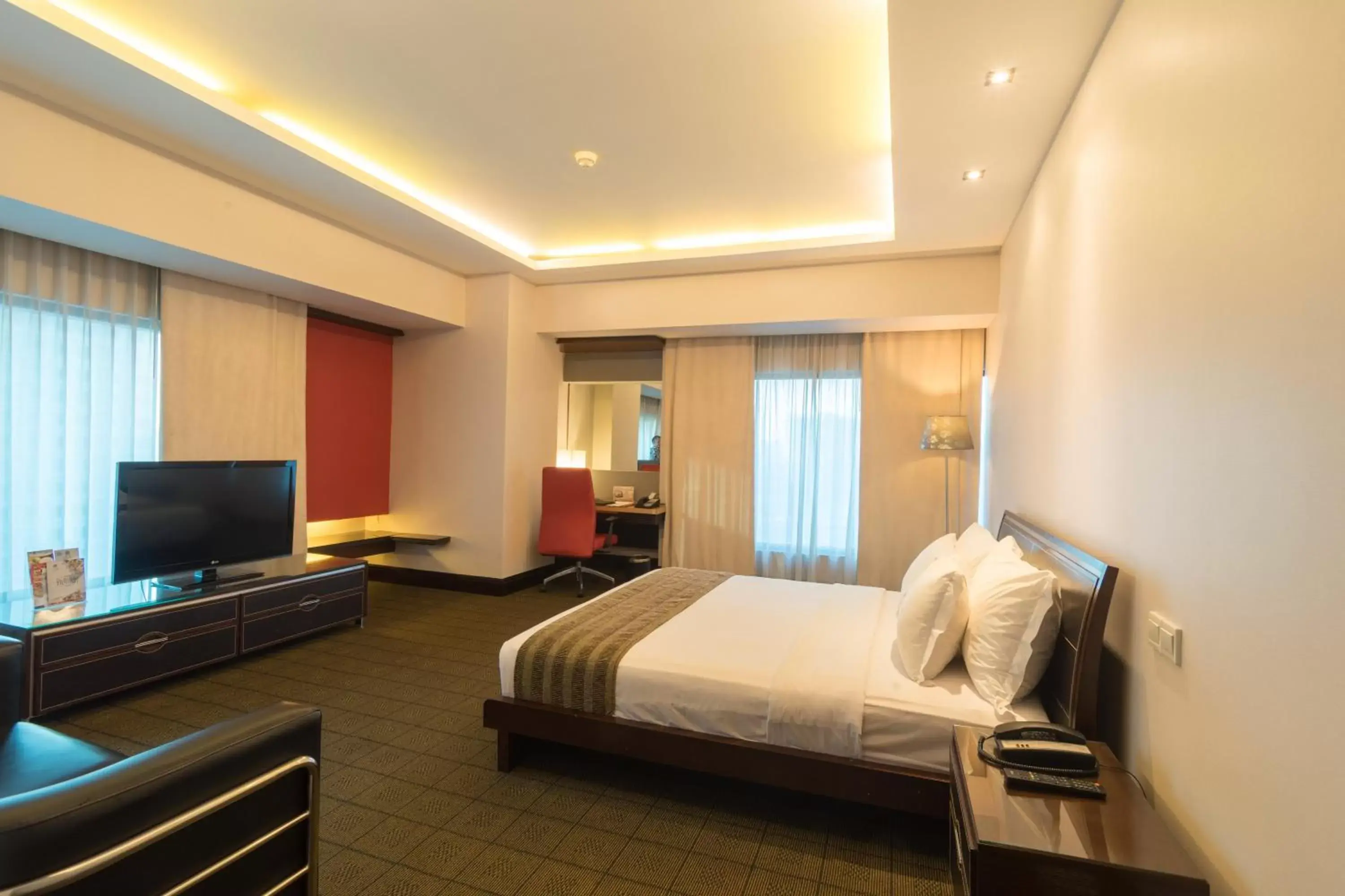 Bedroom, TV/Entertainment Center in Manhattan Hotel Jakarta