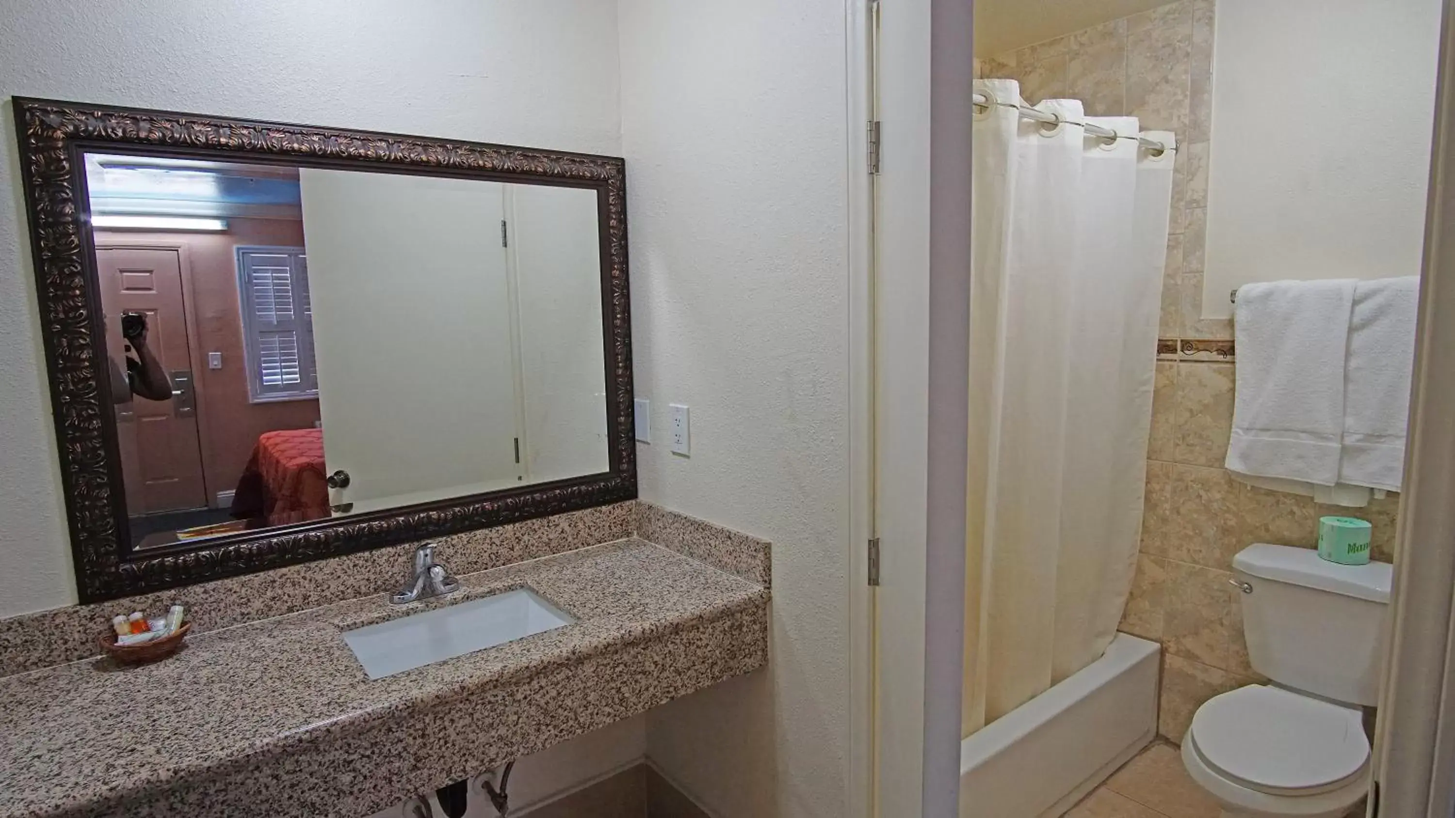Bathroom in Lincoln Motel - Los Angeles, Hollywood Area
