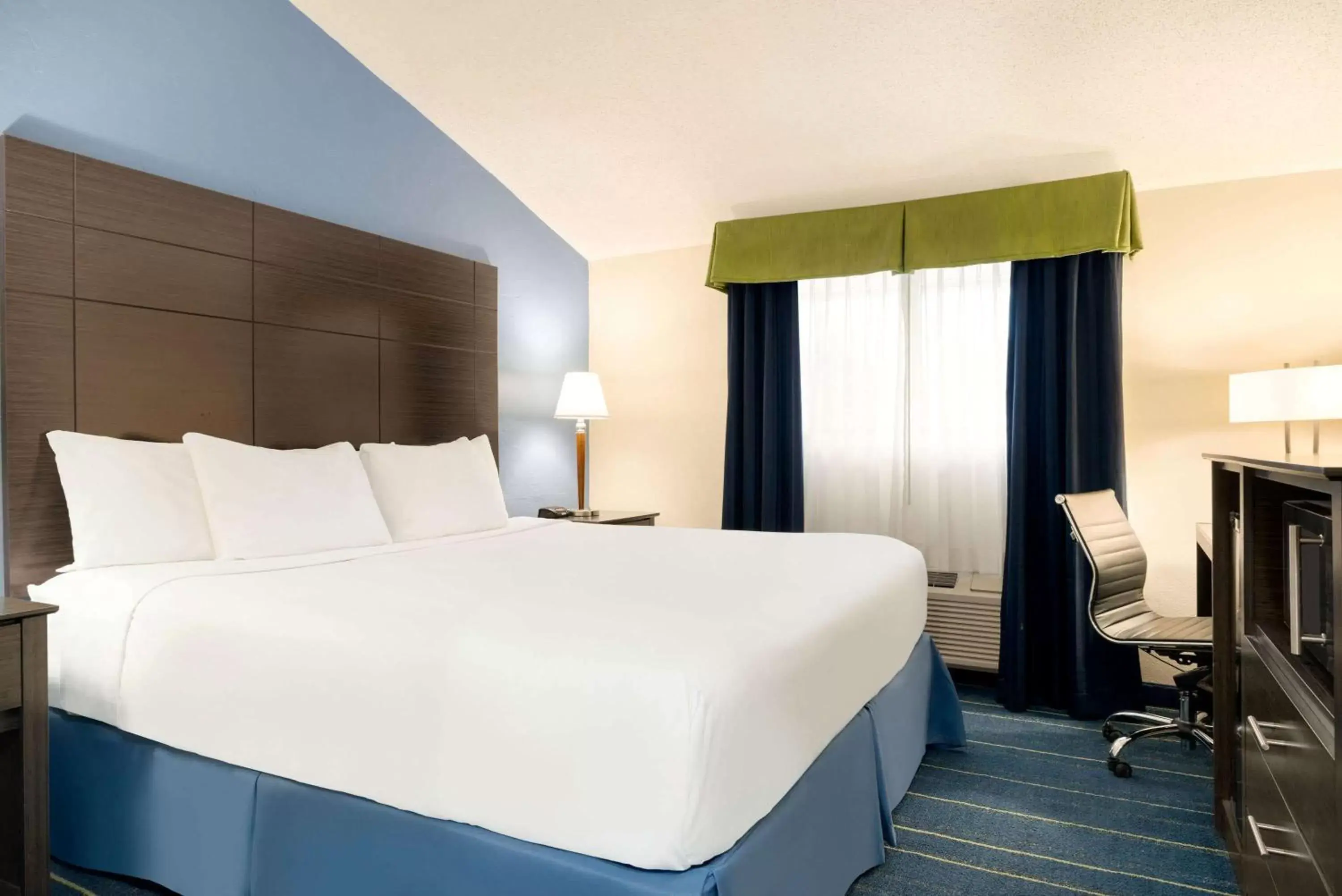 Photo of the whole room, Bed in Days Inn by Wyndham Tamworth Photo of the whole room, Bed in Days Inn by Wyndham Tamworth