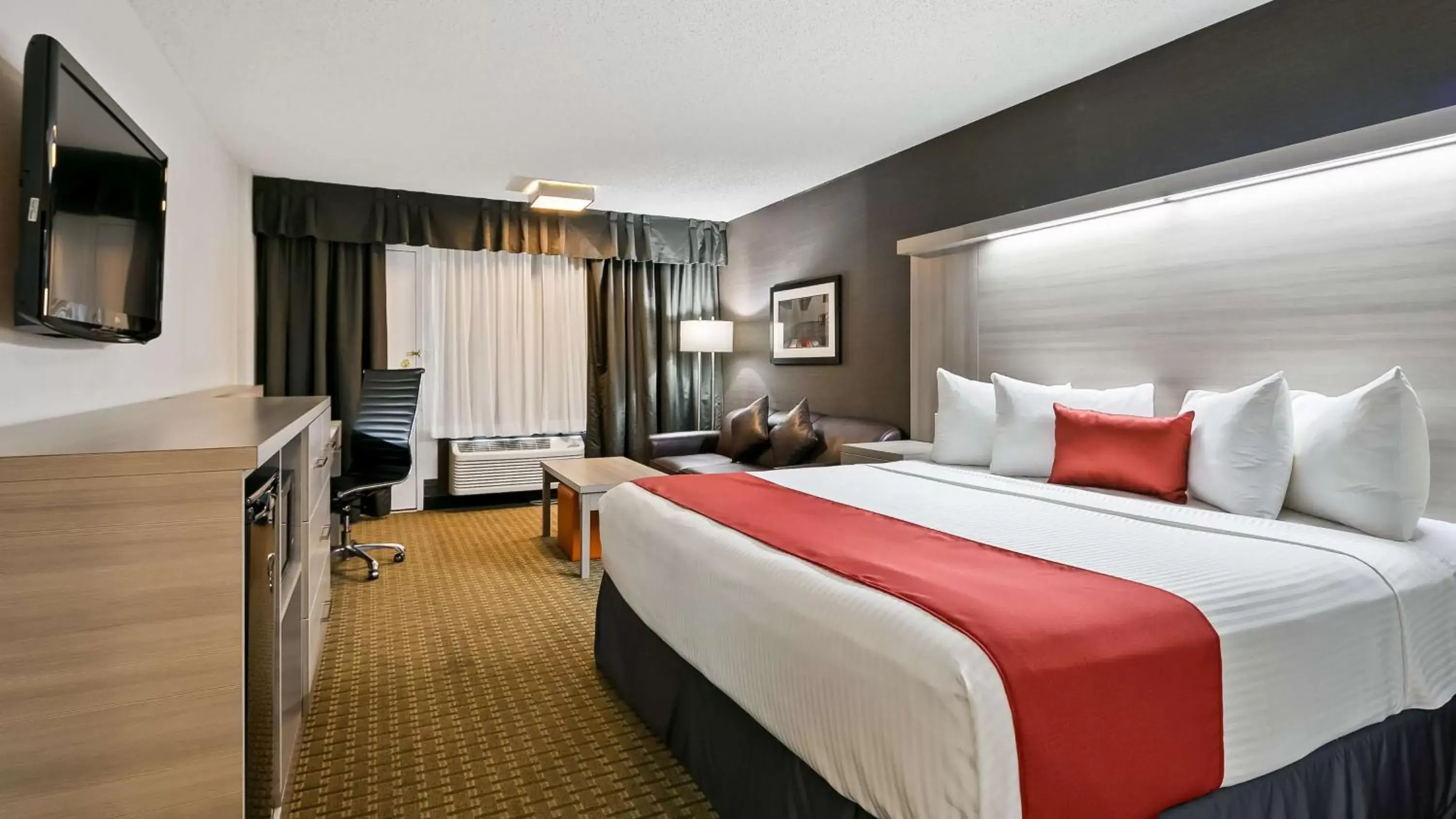 Photo of the whole room, Bed in Best Western Plus Village Park Inn