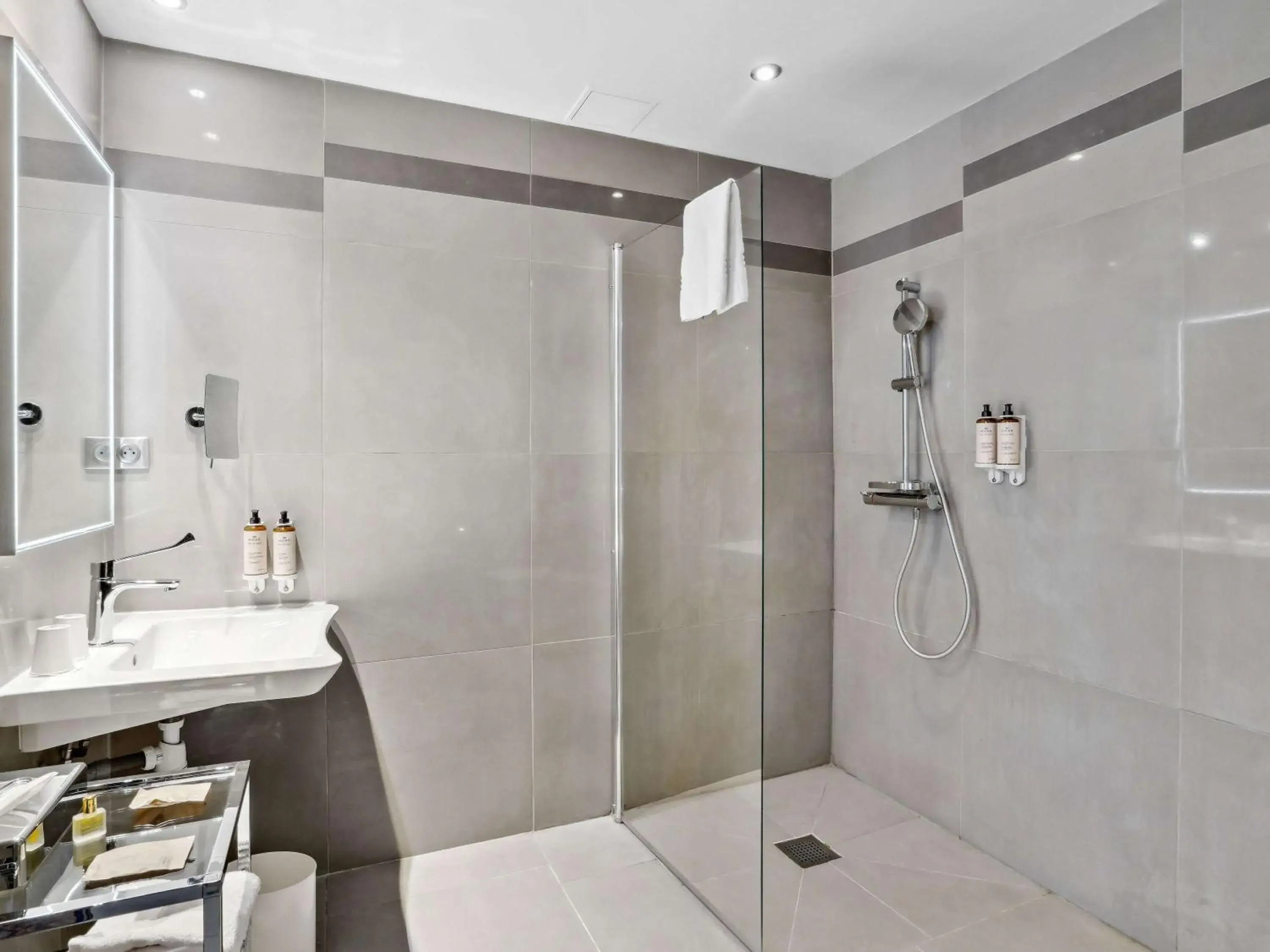 Bathroom in Hotel Mercure Paris Opera Faubourg Montmartre