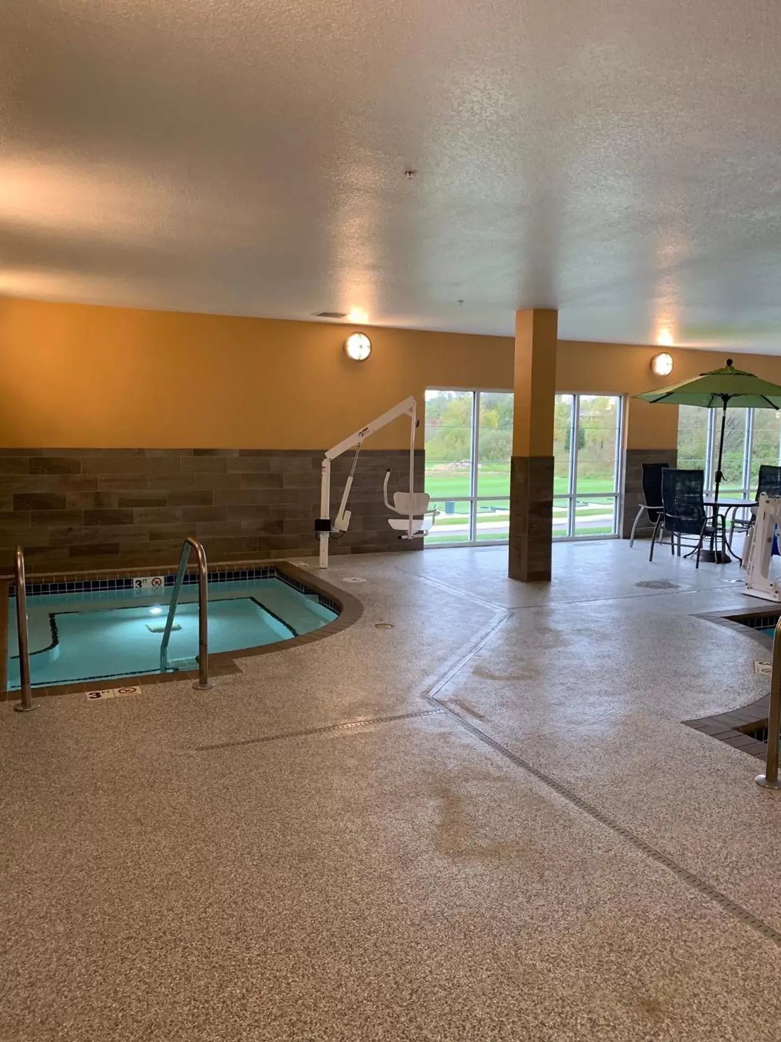 Hot Tub, Swimming Pool in GrandStay Hotel & Suites