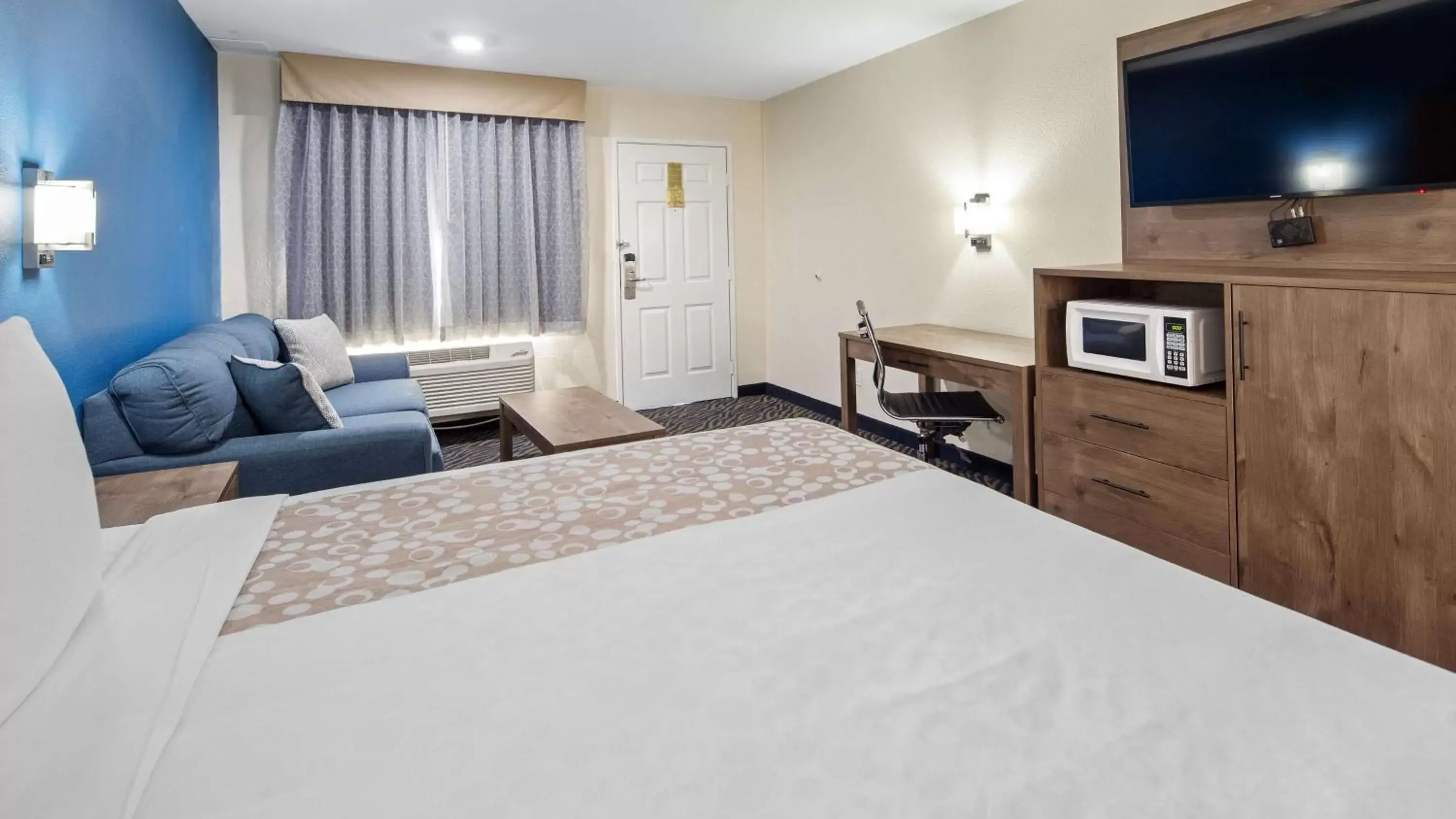 Photo of the whole room, Bed in SureStay Plus Hotel by Best Western Hesperia