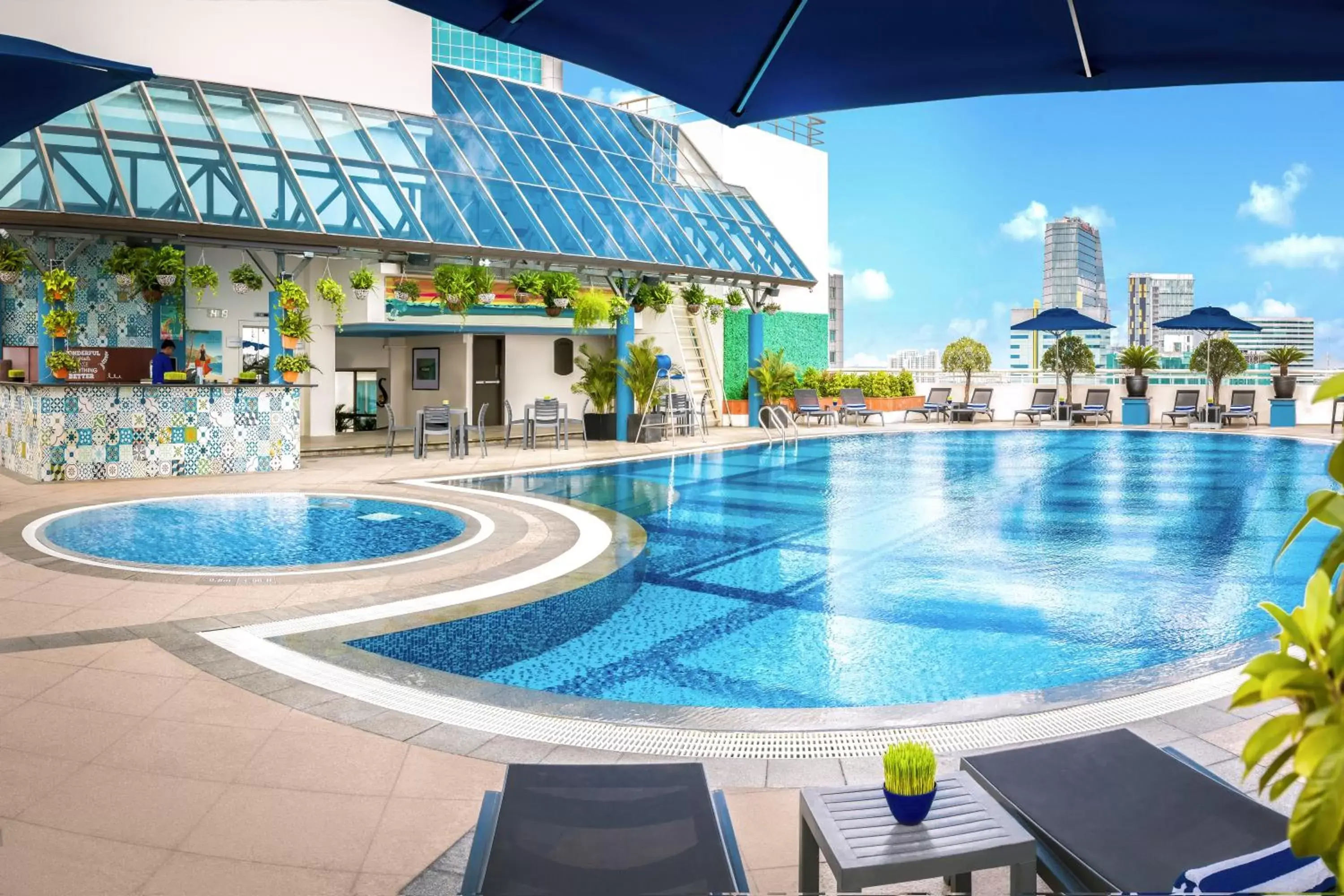 Swimming Pool in Sofitel Saigon Plaza