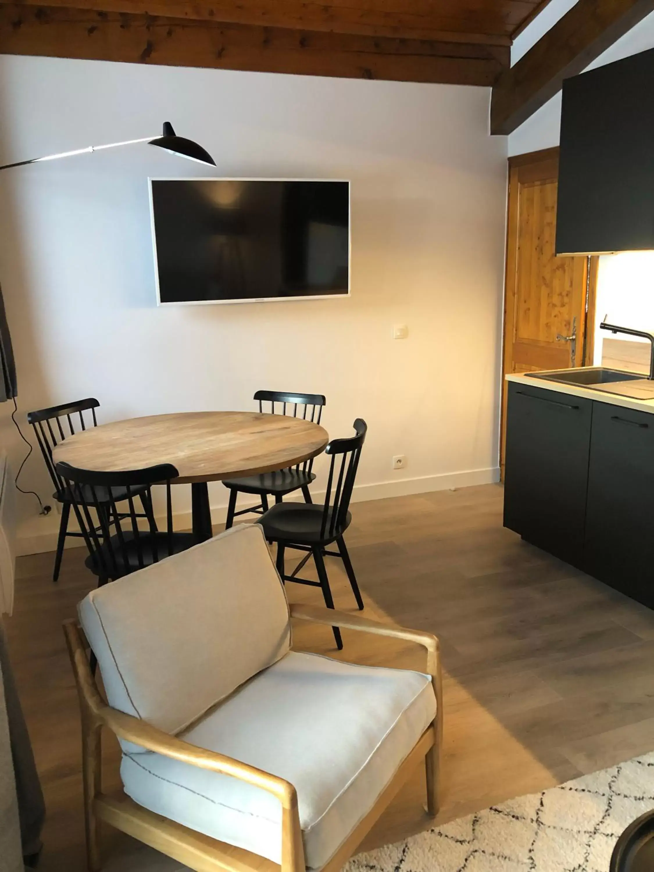 Kitchen or kitchenette, Dining Area in La Résidence de L'Ours