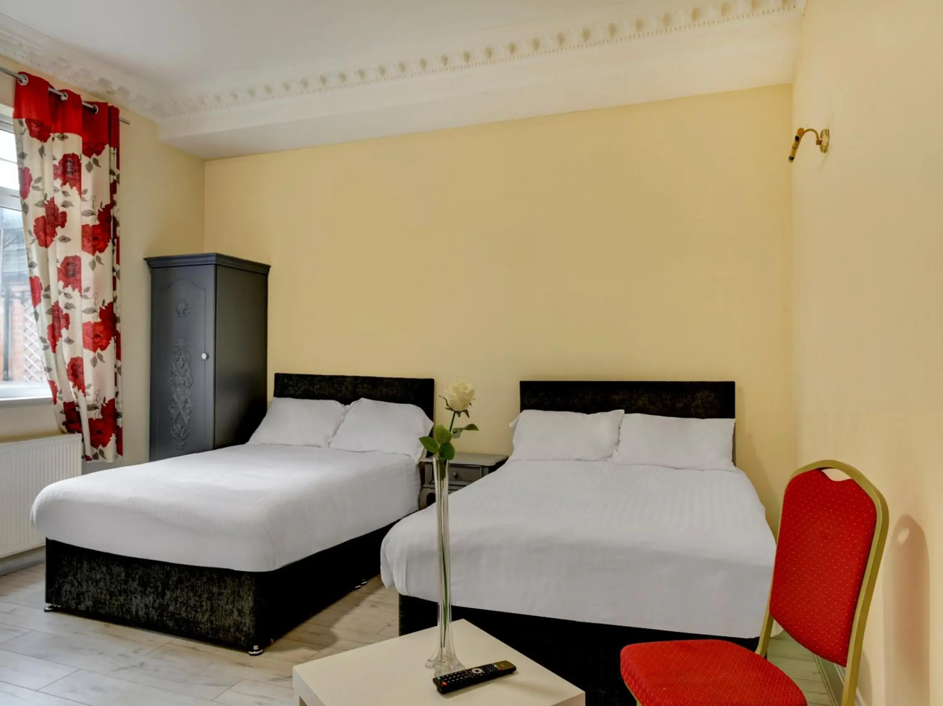 Bedroom, Bed in Empire Hotel