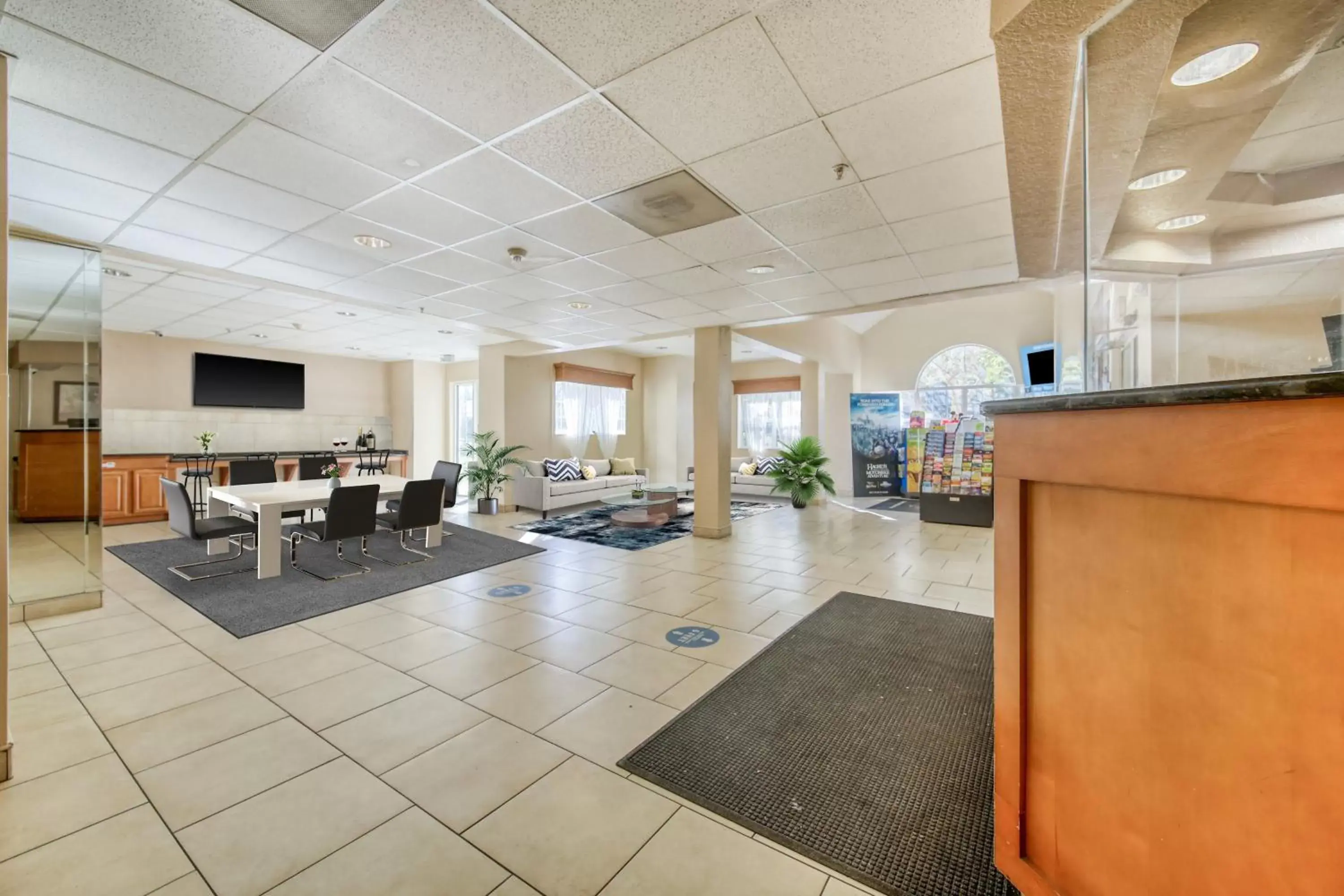 Seating area, Lobby/Reception in Baymont by Wyndham Orlando-International Dr-Universal Blvd