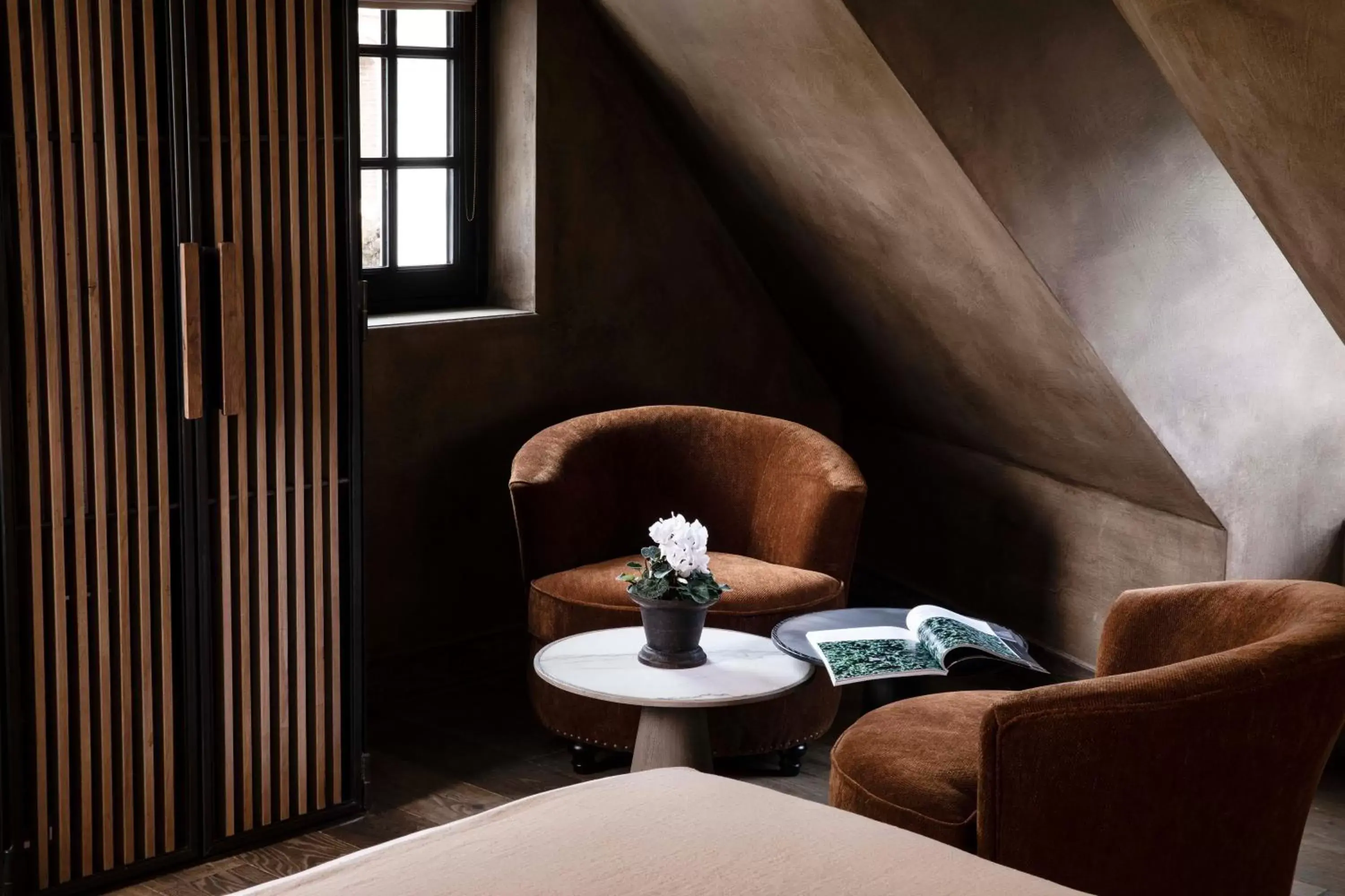 Photo of the whole room, Seating Area in Hôtel Saint-Delis - La Maison du Peintre - Relais & Châteaux