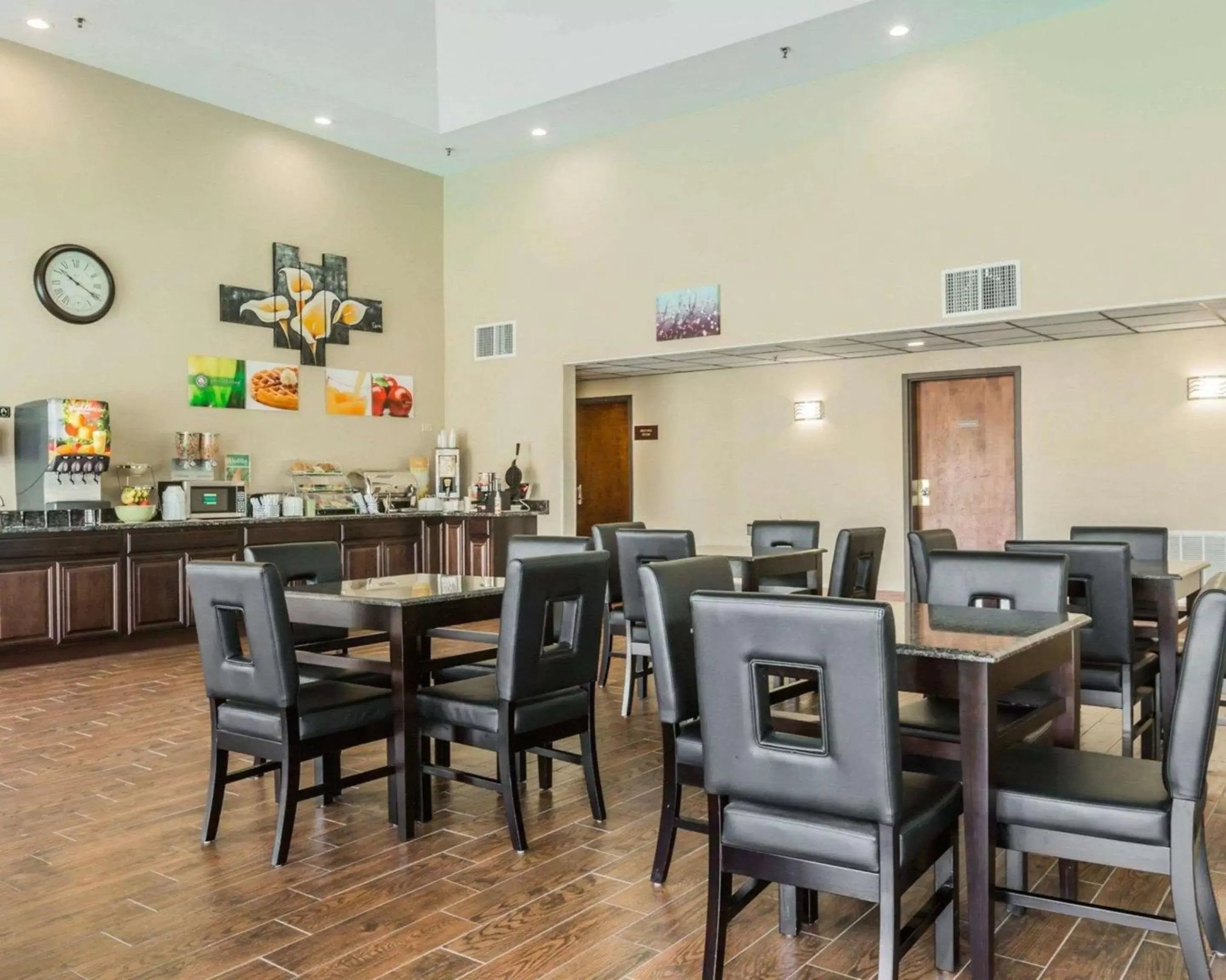 Restaurant/Places to Eat in Quality Inn & Suites near Coliseum and Hwy 231 North