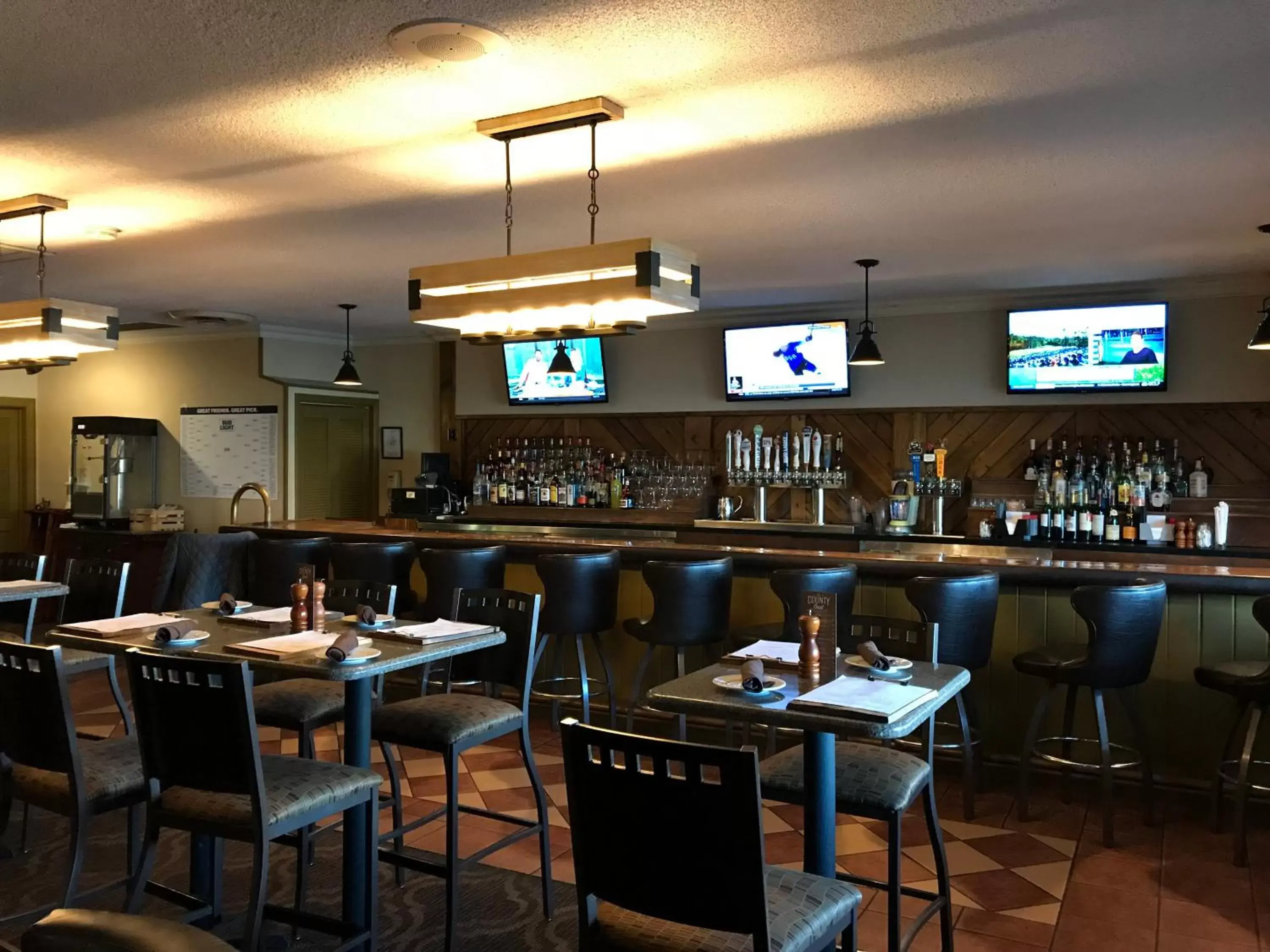 Lounge or bar, Restaurant/Places to Eat in Best Western University Inn