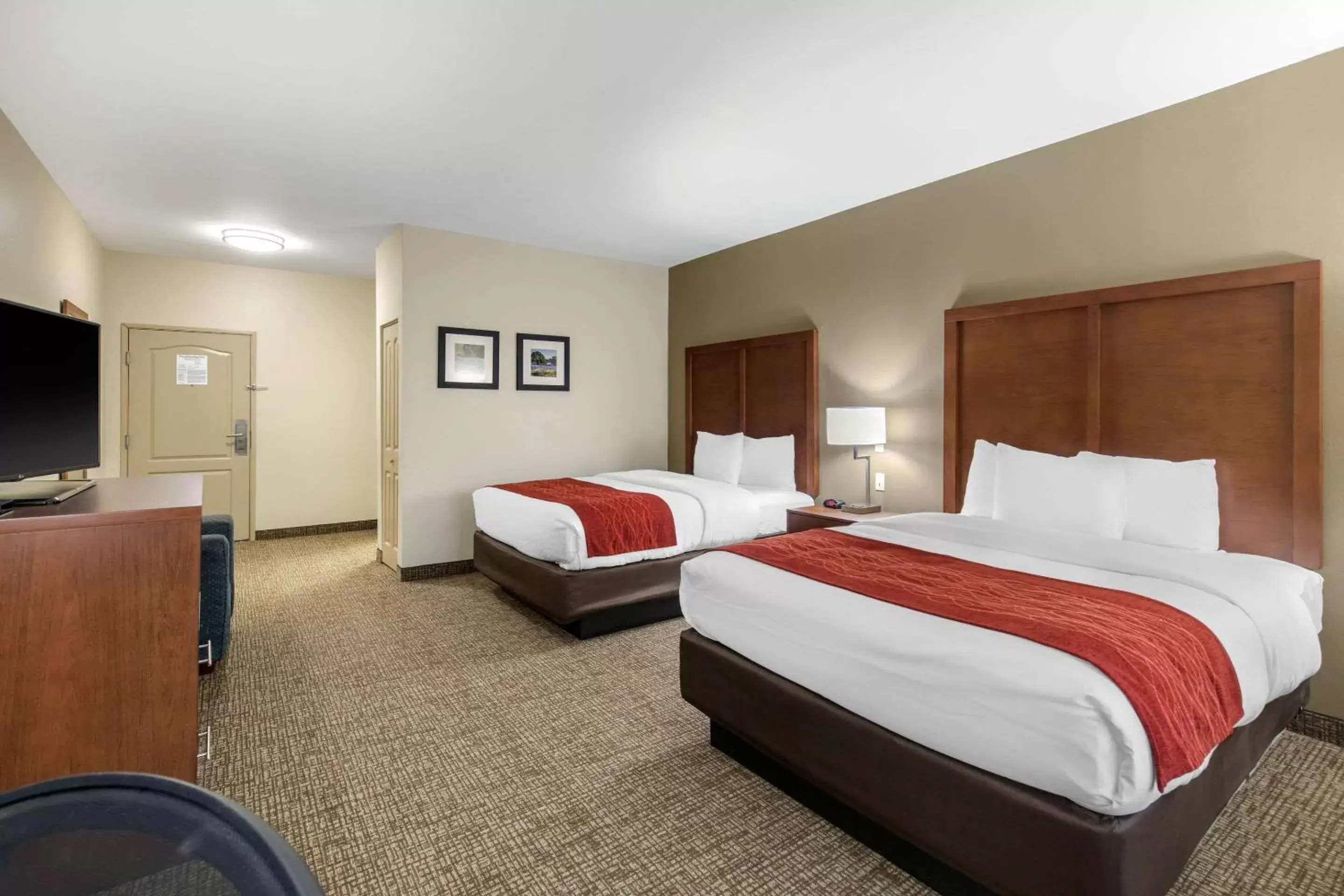 Photo of the whole room, Bed in Comfort Inn & Suites Cedar Hill Duncanville