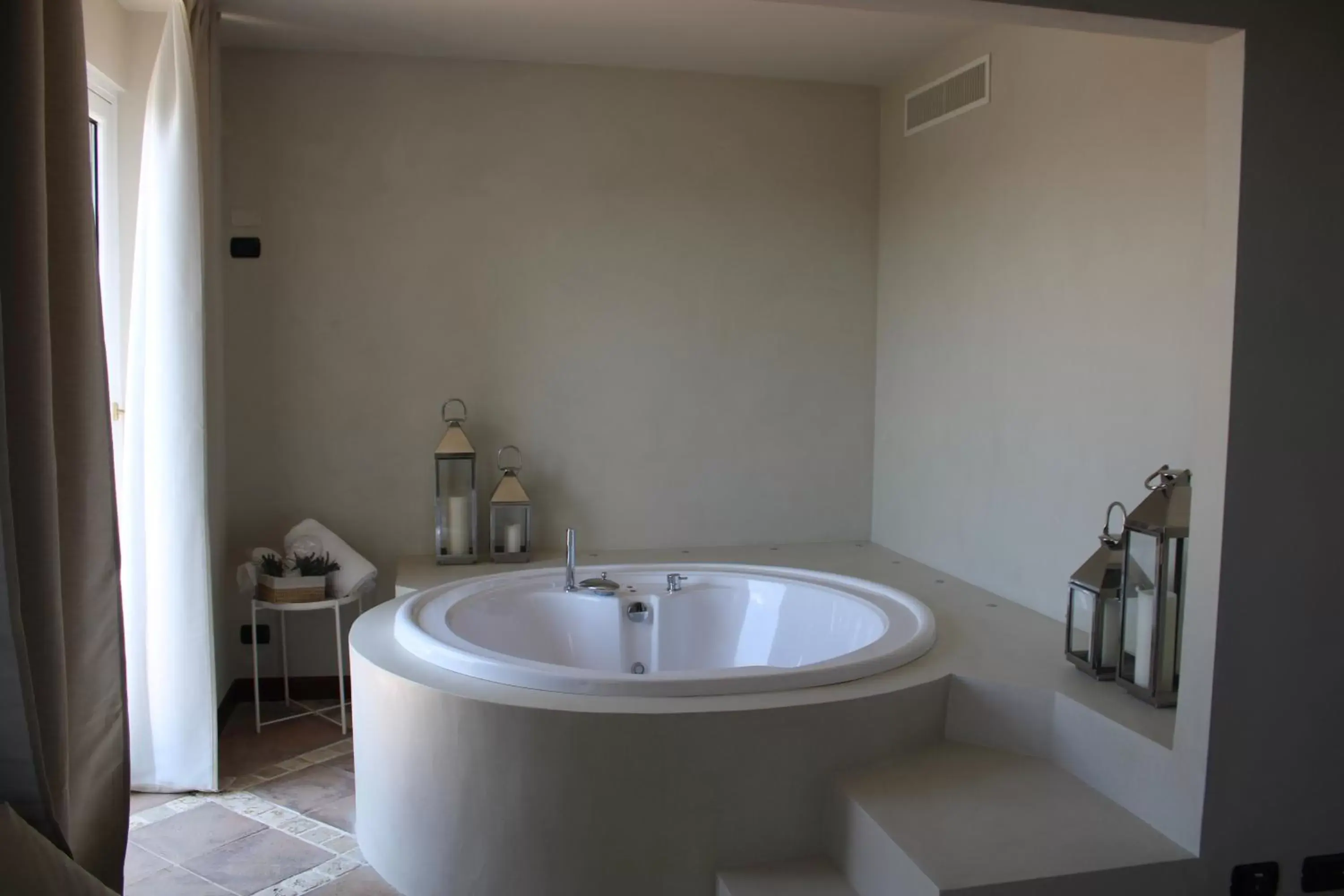 Hot Tub, Bathroom in La Locanda Del Pontefice - Luxury Country House